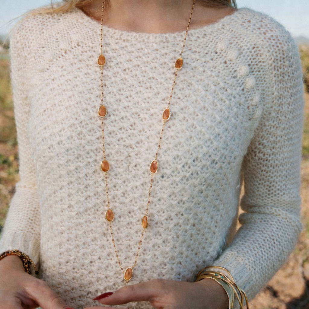 Sautoir femme avec pierres naturelles, porté, et en acier inoxydable doré