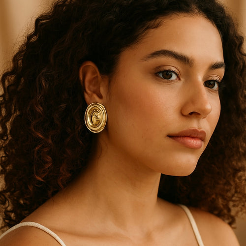 Visage d une femme portant des boucles d’oreilles ronde en acier inoxydable doré