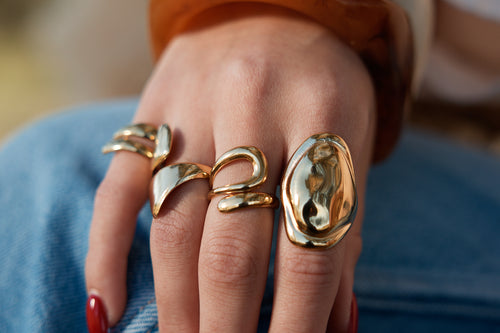 Main d une femme que porte une bague réglable en acier inoxydable a chaque doigts 