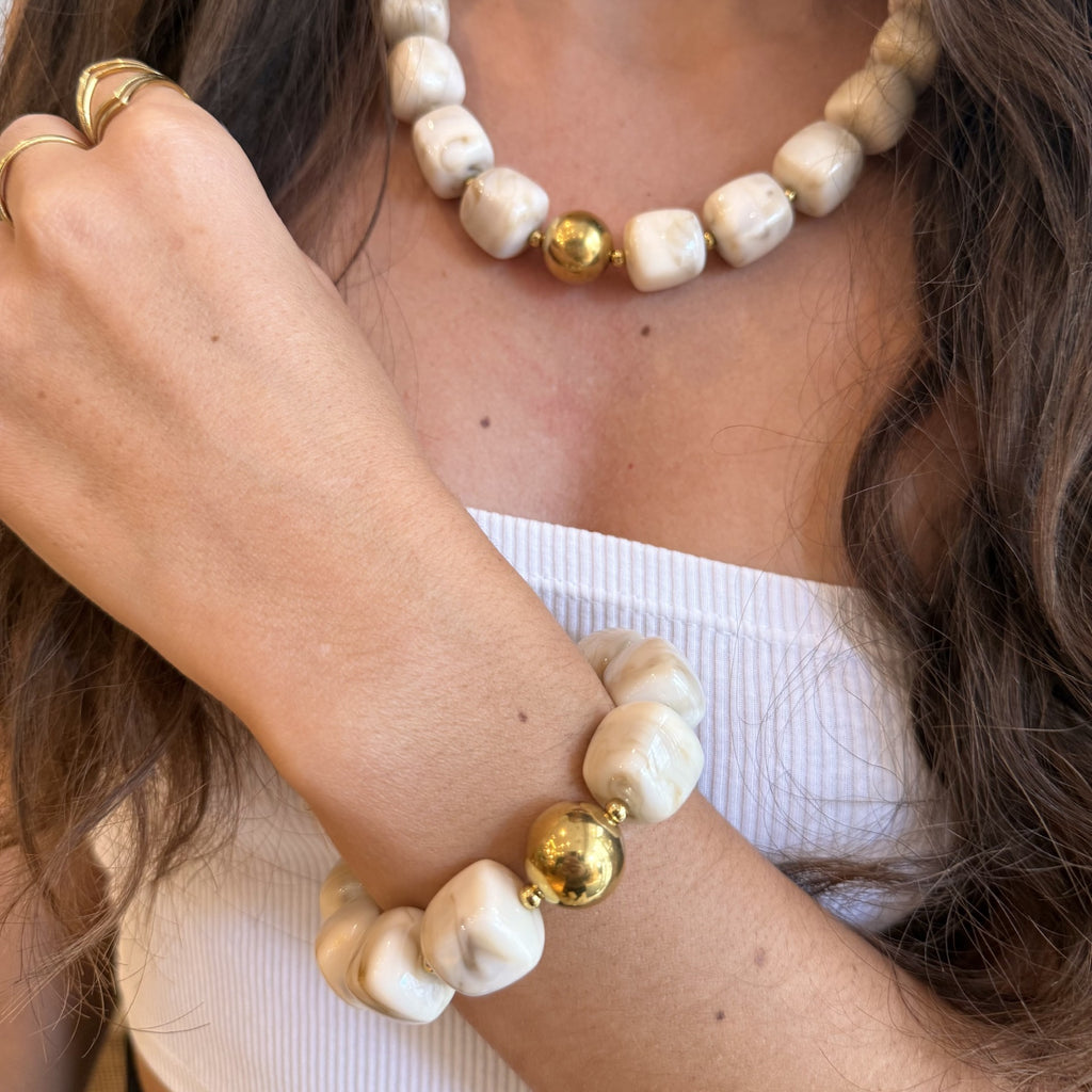 Poignet de femme portant un bracelet avec des perles carrées en résine 