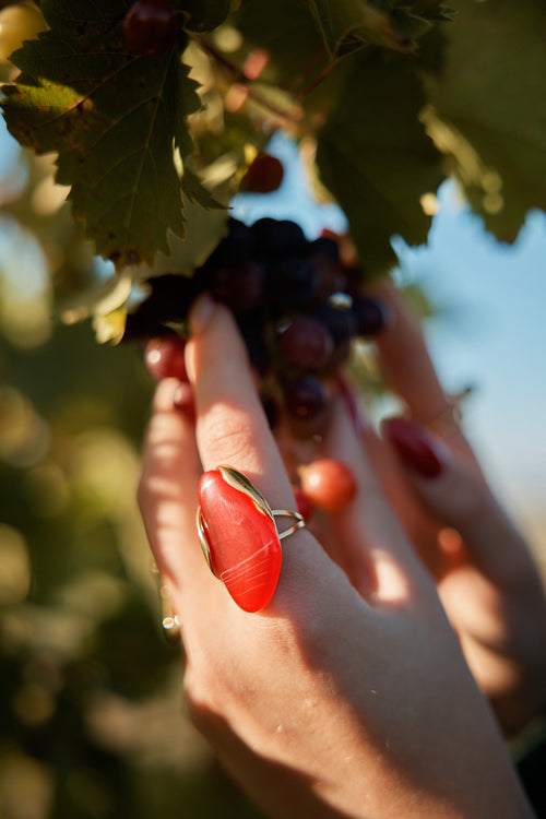 Bague femme réglable en acier inoxydable doré avec une pierre rouge en résine 