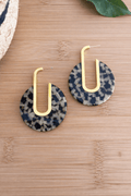 Boucles d’oreilles en acier inoxydable doré et en résine avec un motif léopard 