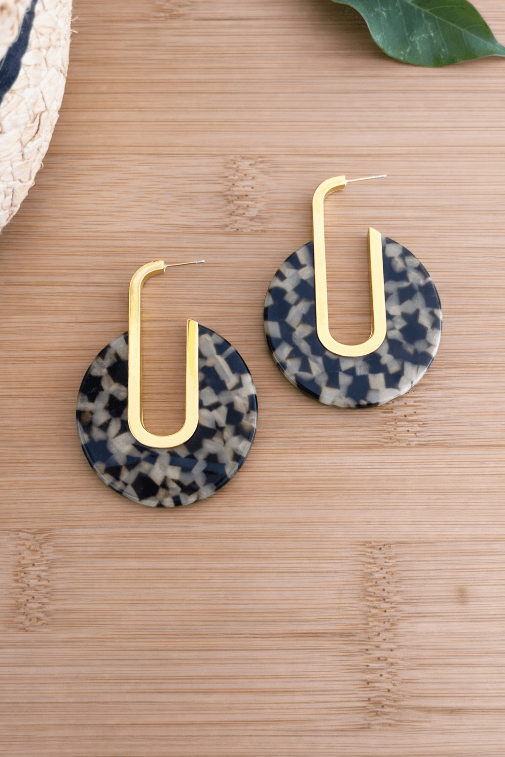 Boucles d’oreilles en acier inoxydable doré et en résine avec un motif léopard 