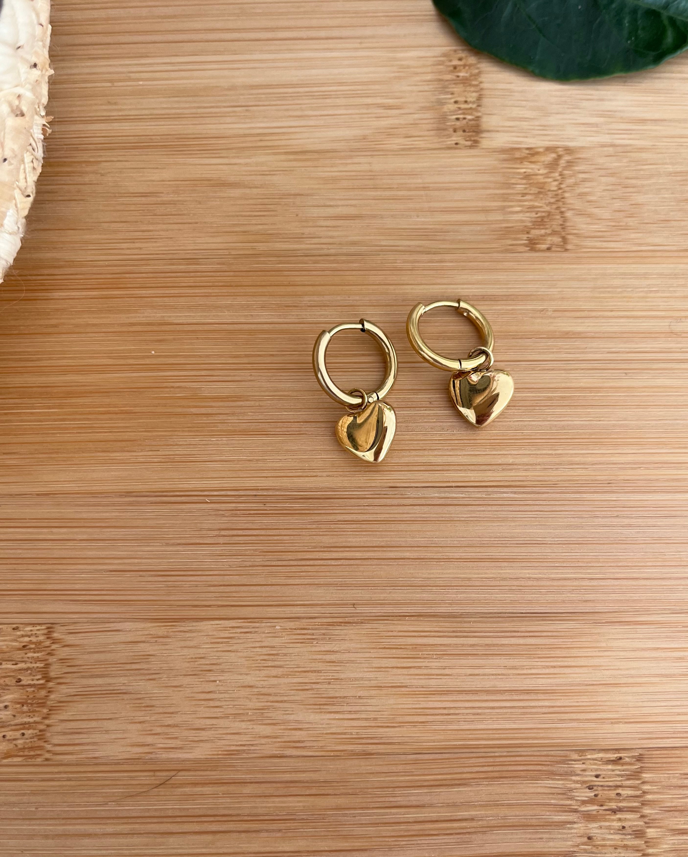 Boucles d oreilles style créoles avec un cœur en guise de pendentif, en acier inoxydable doré