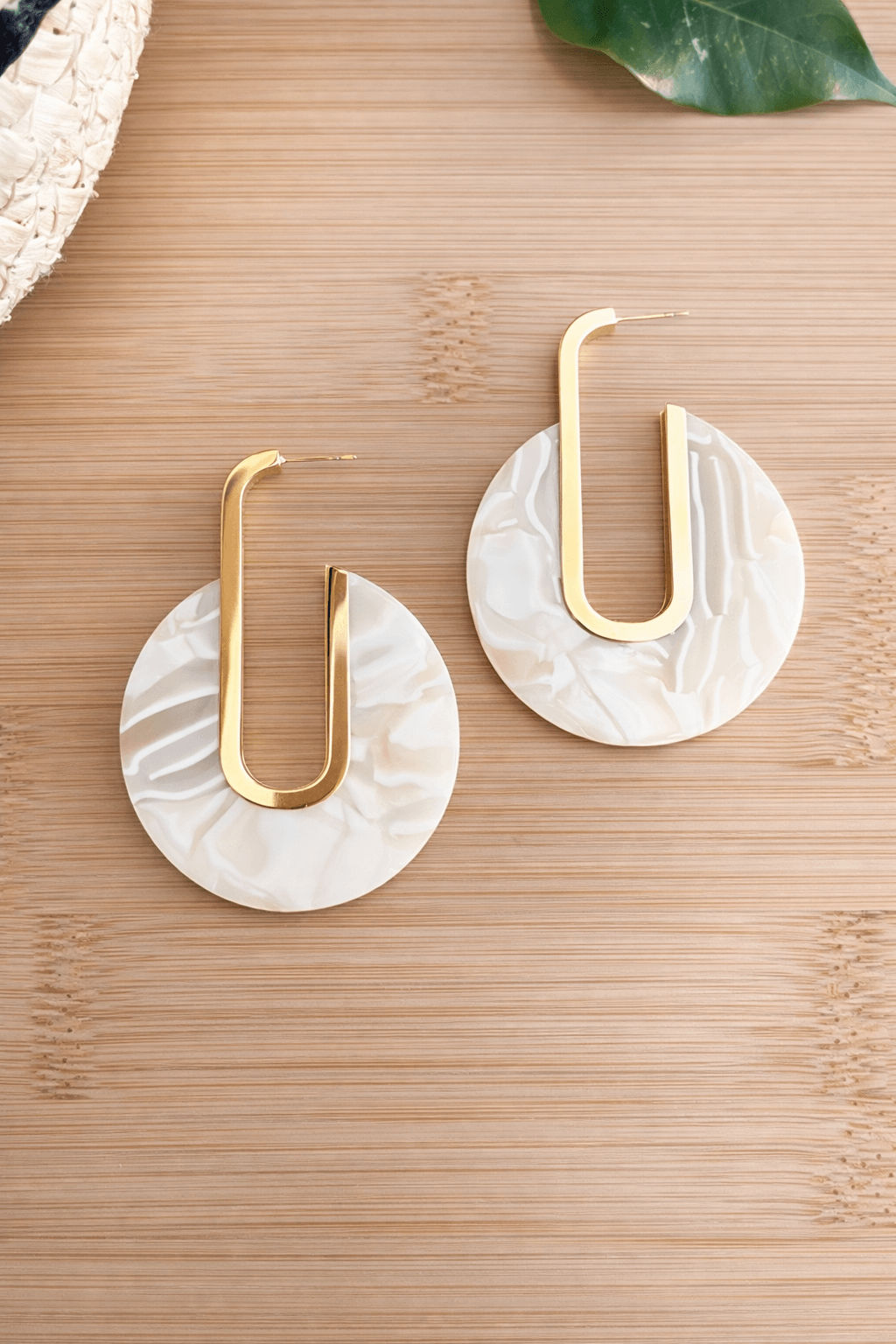 Boucles d’oreilles en acier inoxydable doré  et en résine, beige marbré 