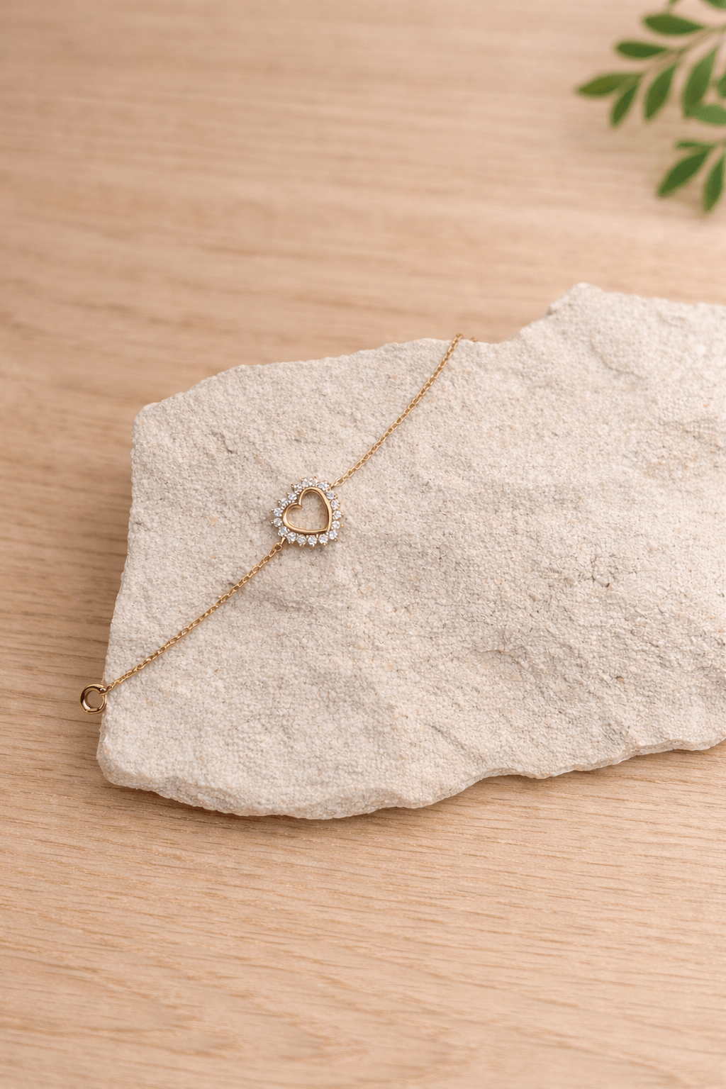 Bracelet en plaqué or avec un cœur avec des zircons tout autour 