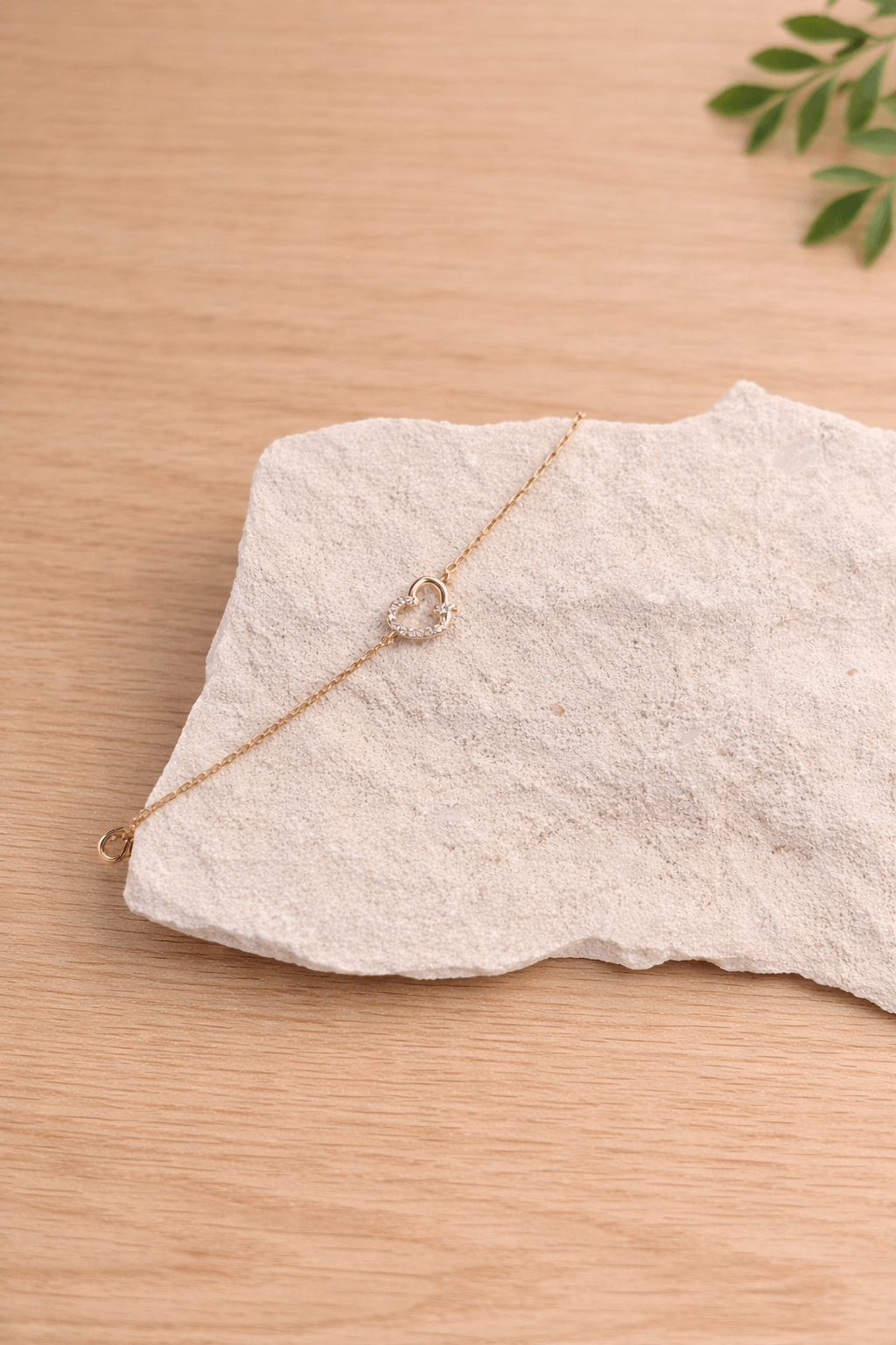 Bracelet avec un cœur en plaqué or et zircons 