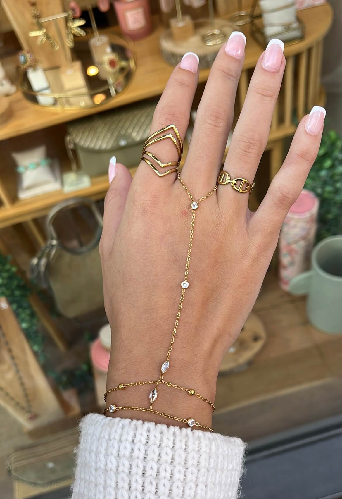 Bracelet de main portée par une femme