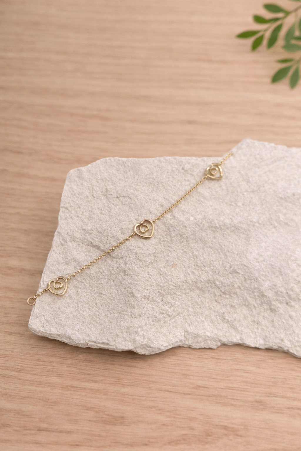 Bracelet en plaqué or avec 3 petits coeur 