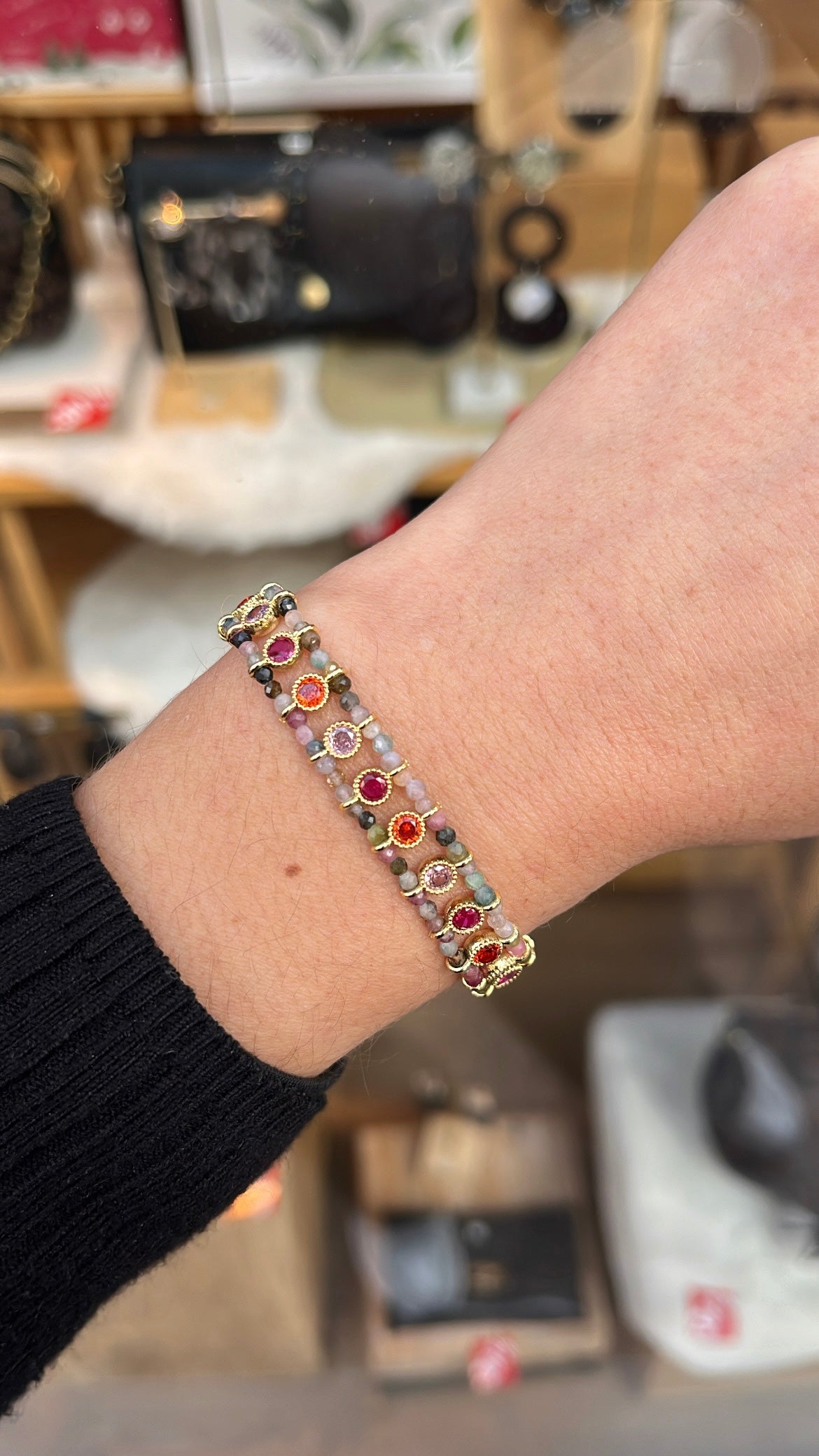 Bracelet femme en pierres naturelles de plusieurs couleurs dont du rose et du vert, serties sur de l’acier inoxydable doré