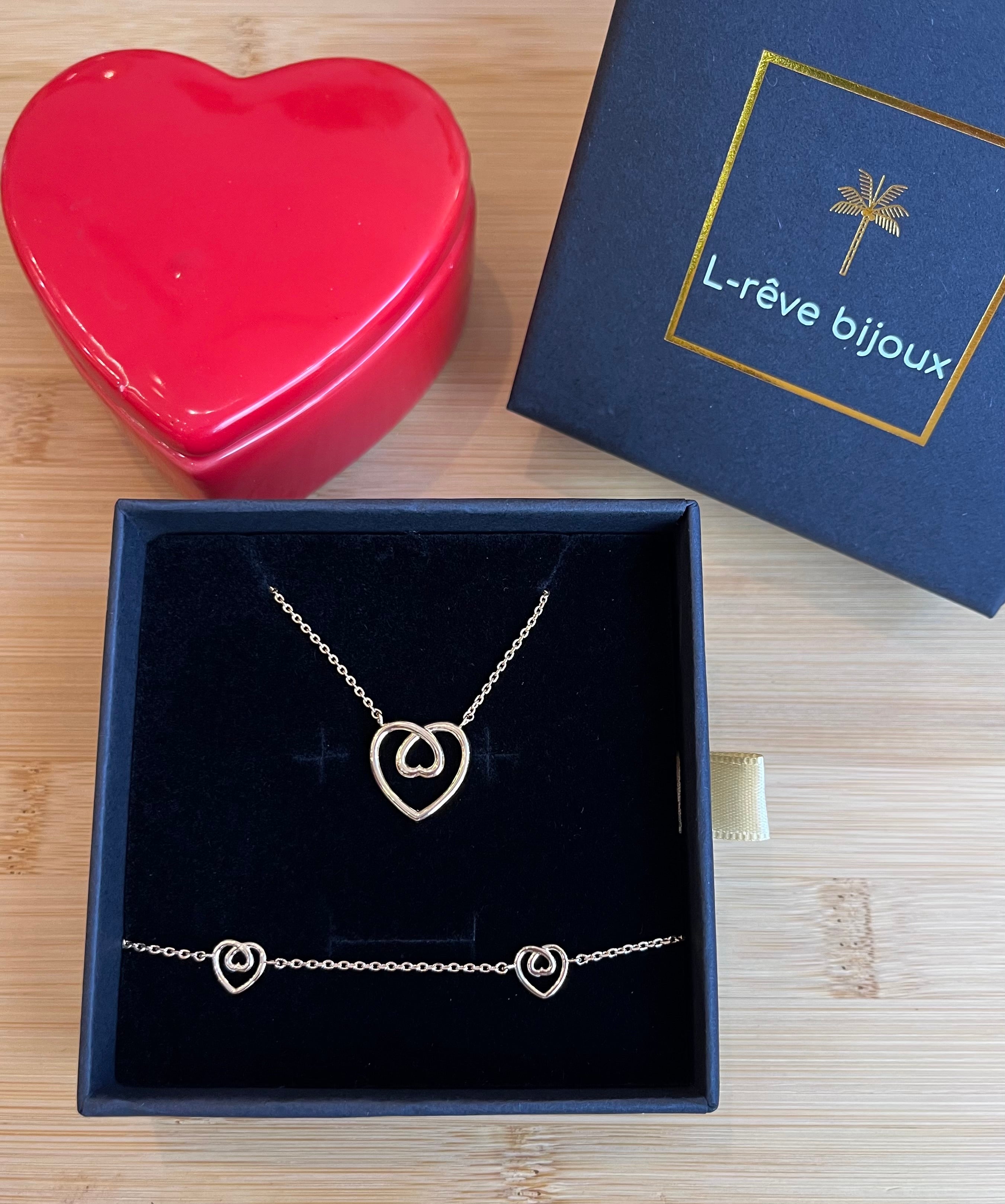 Coffret cadeau comprenant un collier et un bracelet avec plusieurs coeurs, en plaqué or 