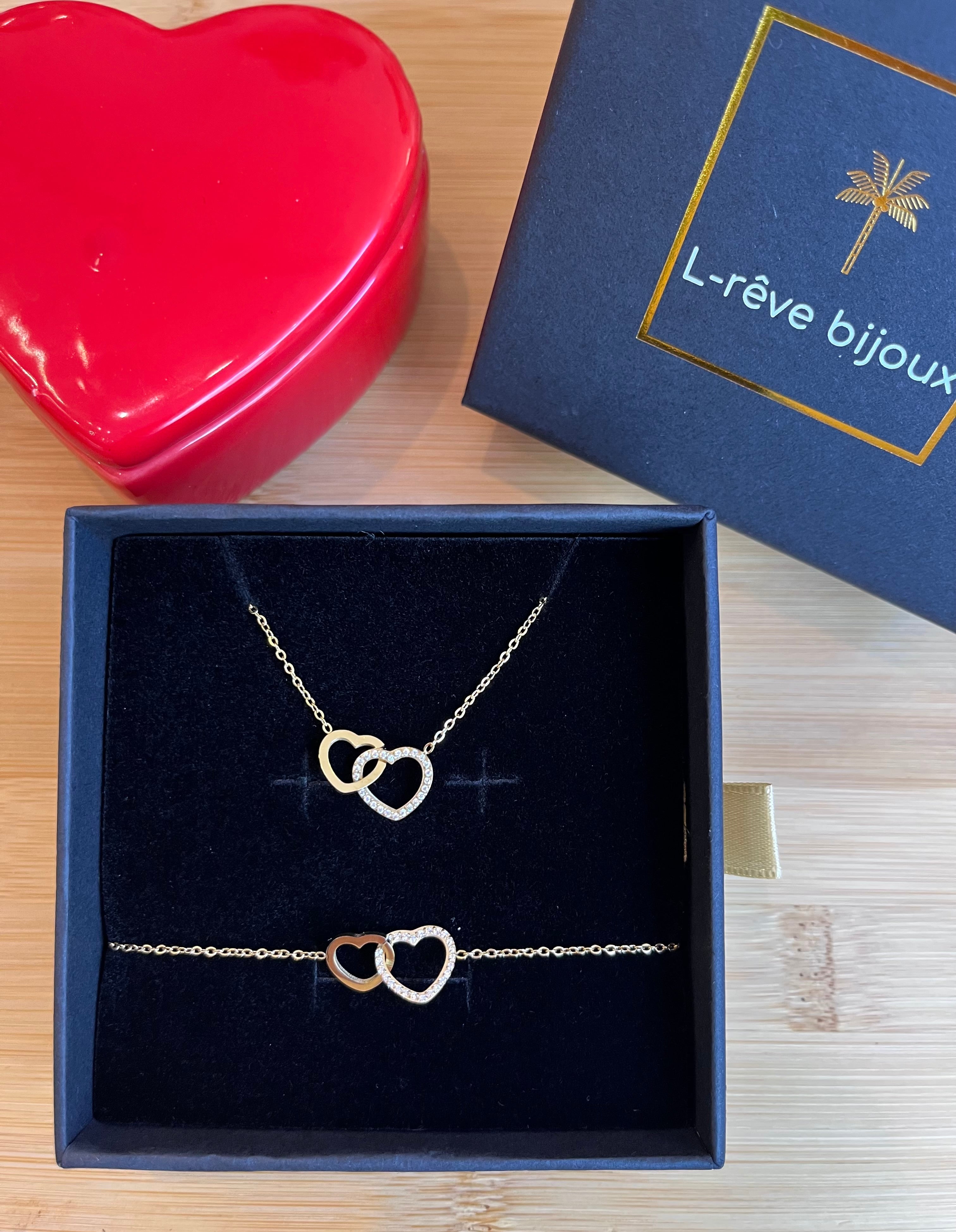 Coffret cadeau comprenant un collier et un bracelet doré avec 2 coeurs qui s’entremêlent