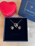 Coffret cadeau comprenant un collier et une paire de boucles d’oreilles en plaqué or en forme de coeur 