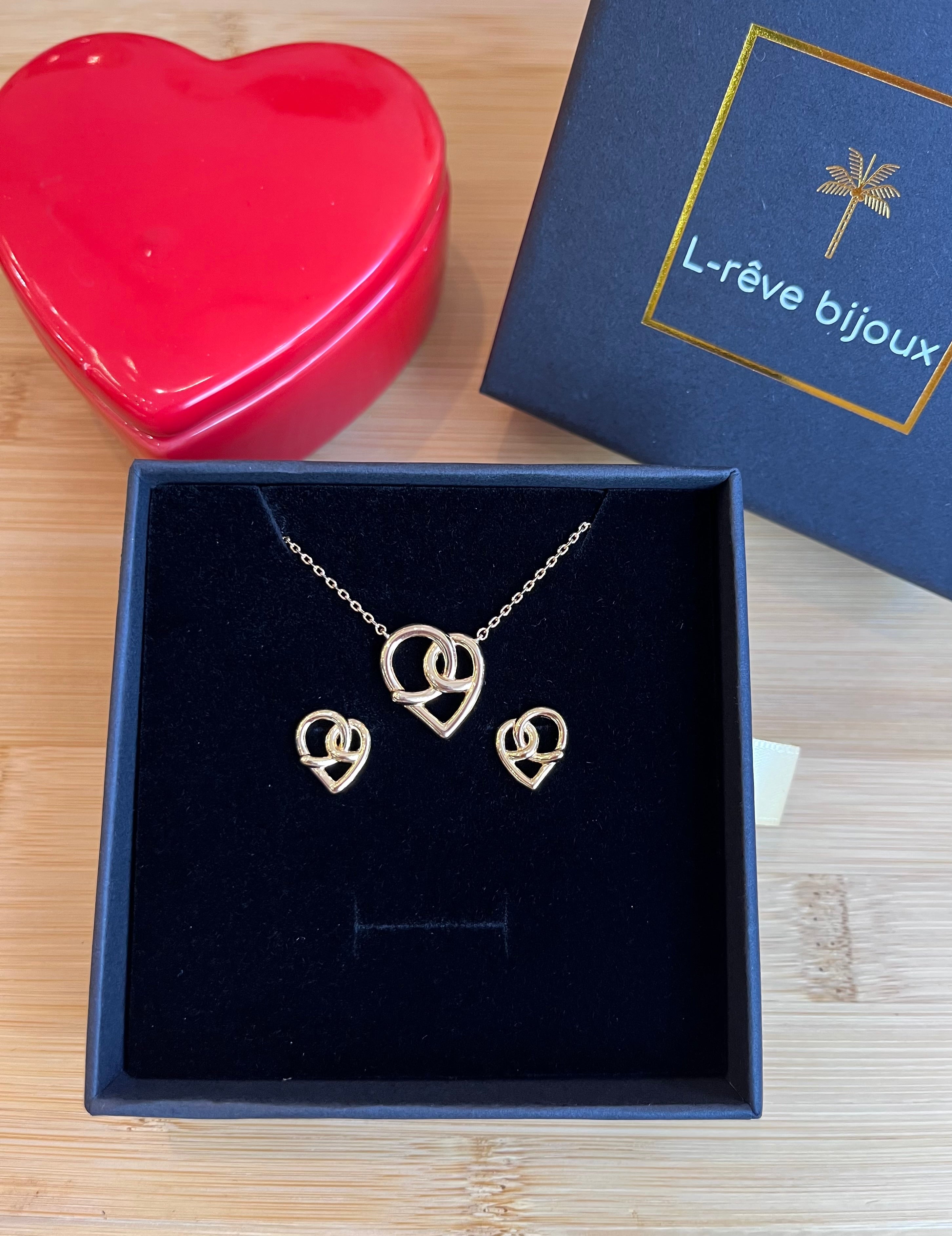 Coffret cadeau comprenant un collier et une paire de boucles d’oreilles en plaqué or en forme de coeur 