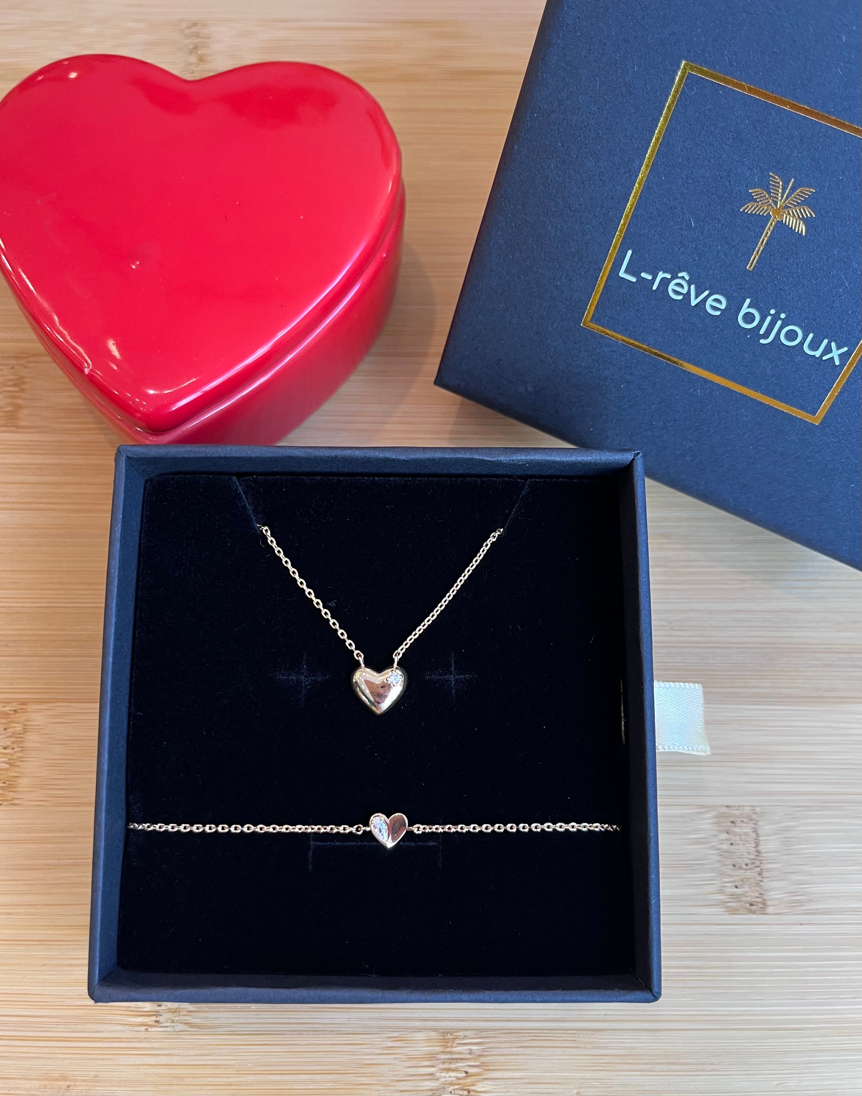 Coffret cadeau comprenant un collier et un bracelet avec un cœur, assez petit, en plaqué or avec un zircon dessus 