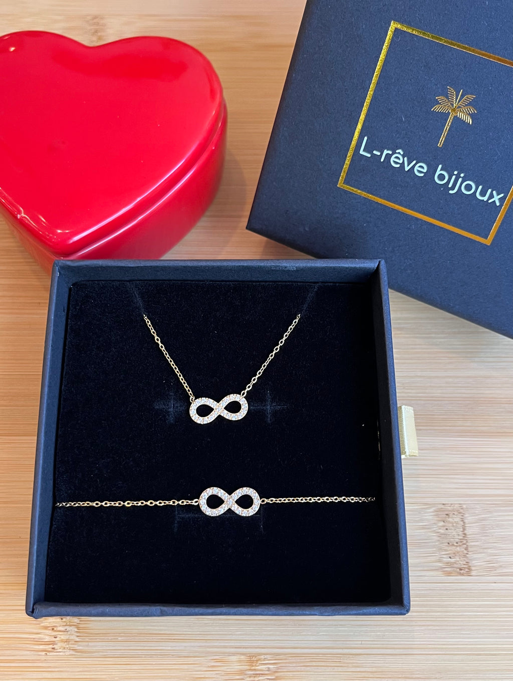 Coffret cadeau comprenant un collier et un bracelet avec le signe de l’infini, en acier inoxydable doré 
