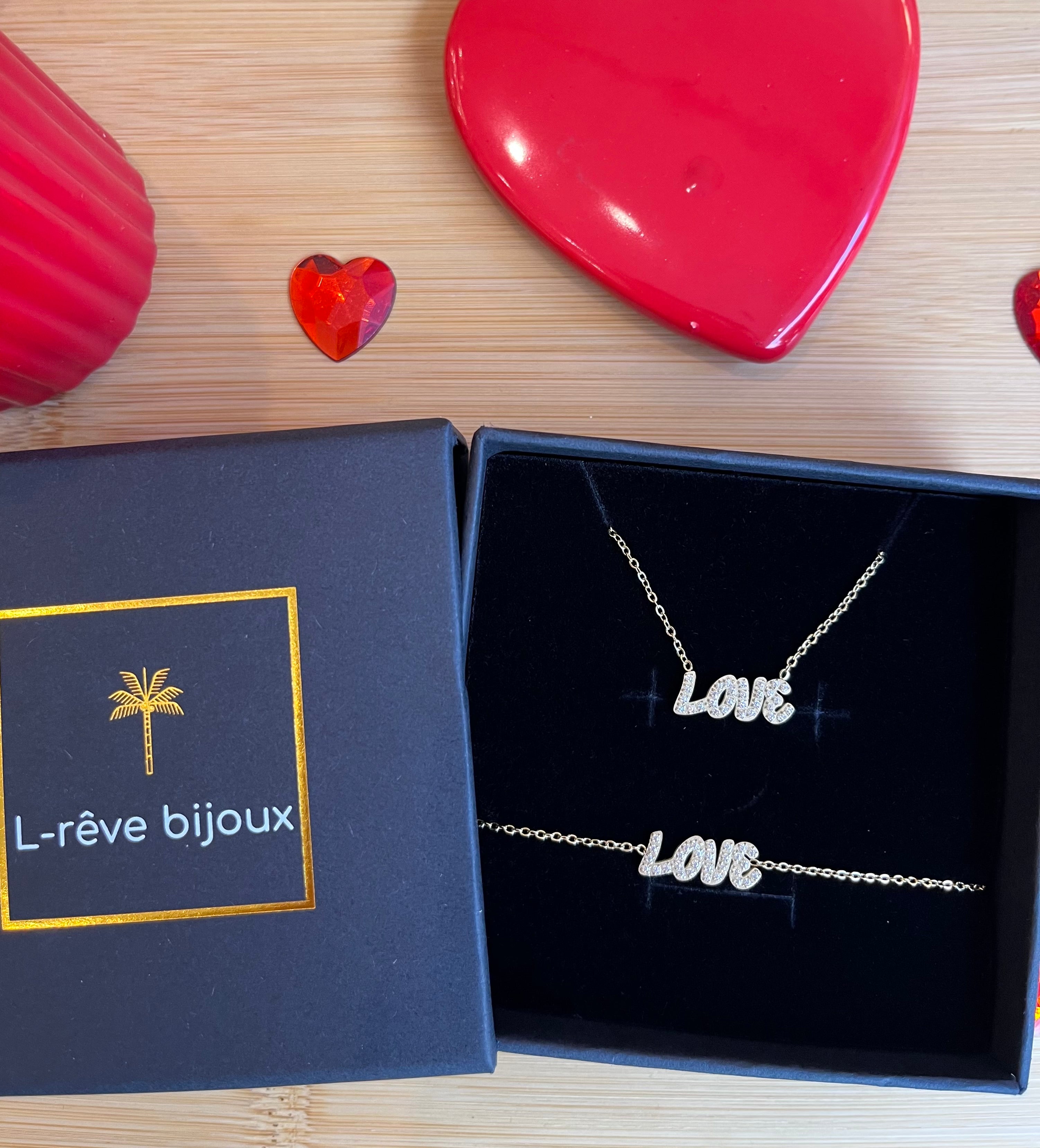 Coffret cadeau comprenant un collier et un bracelet doré en acier inoxydable avec écrit love 