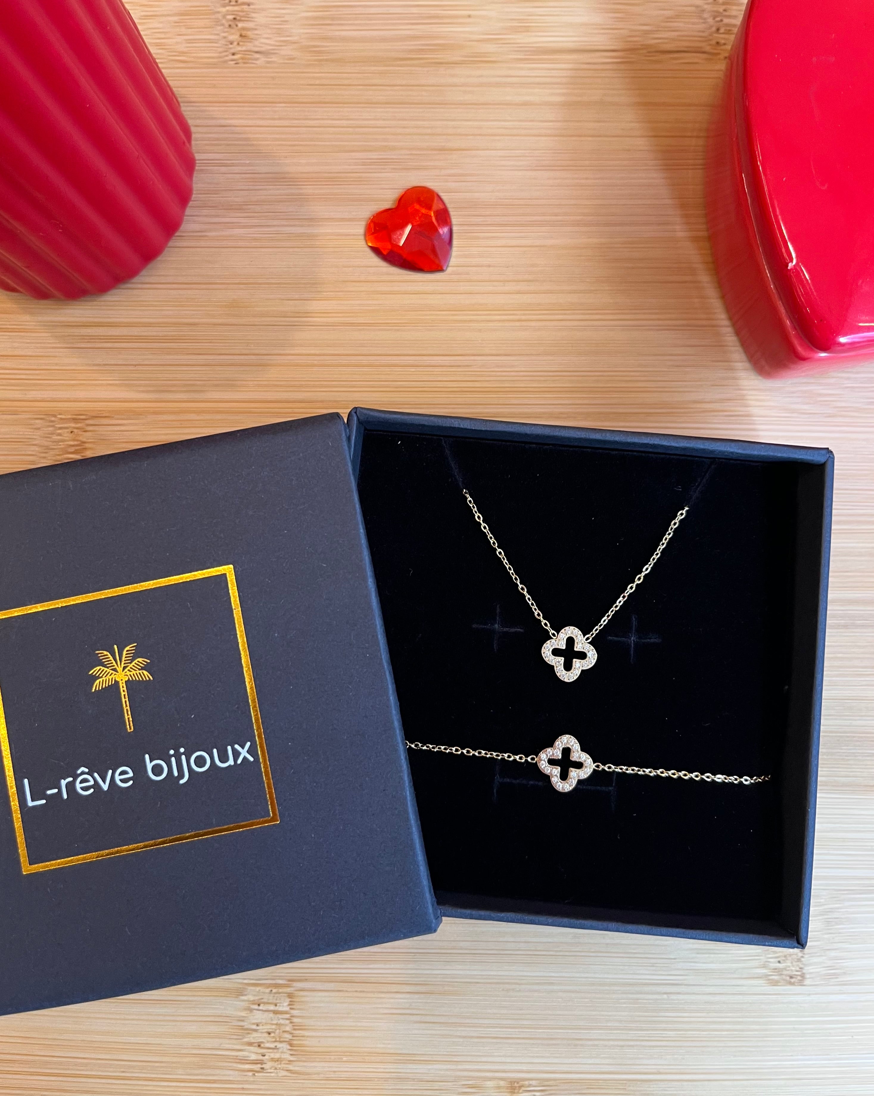 Coffret cadeau comprenant un collier et un bracelet avec un trèfle en acier inoxydable doré et zircons
