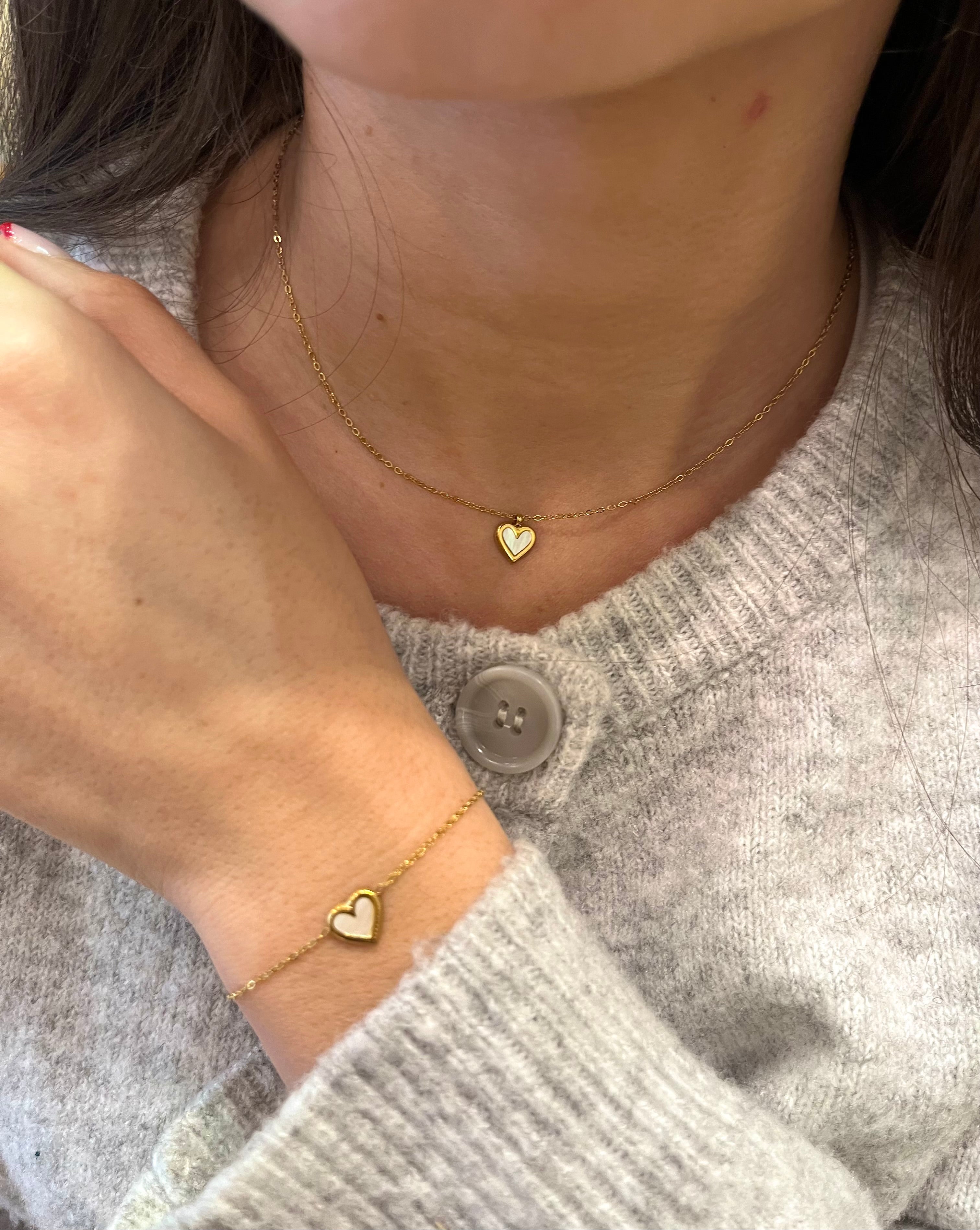 Femme portant une parure de bijoux, comprenant un collier et un bracelet en acier inoxydable doré