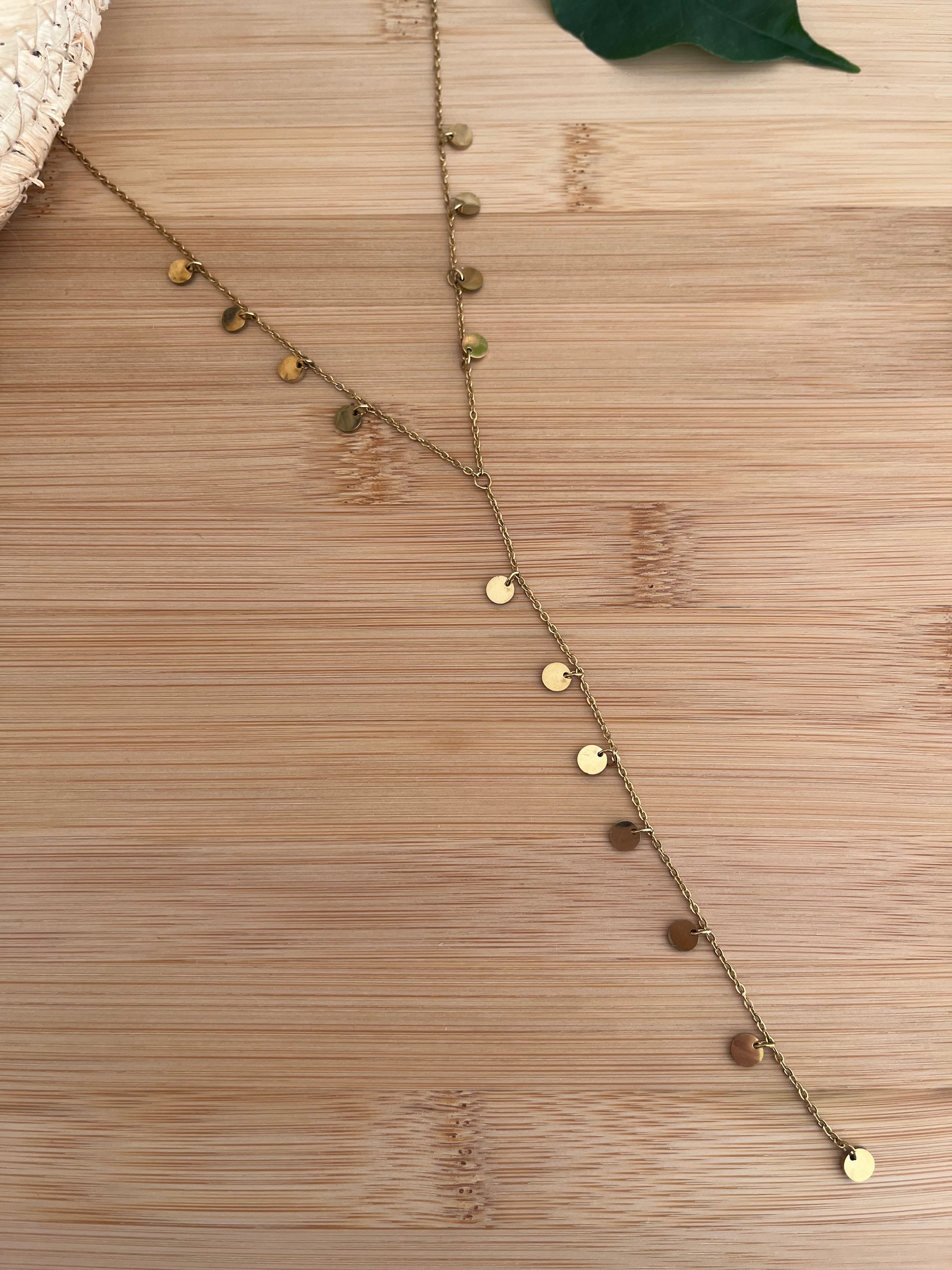 Collier chaînes femme en forme de Y avec des pastilles en acier inoxydable doré 