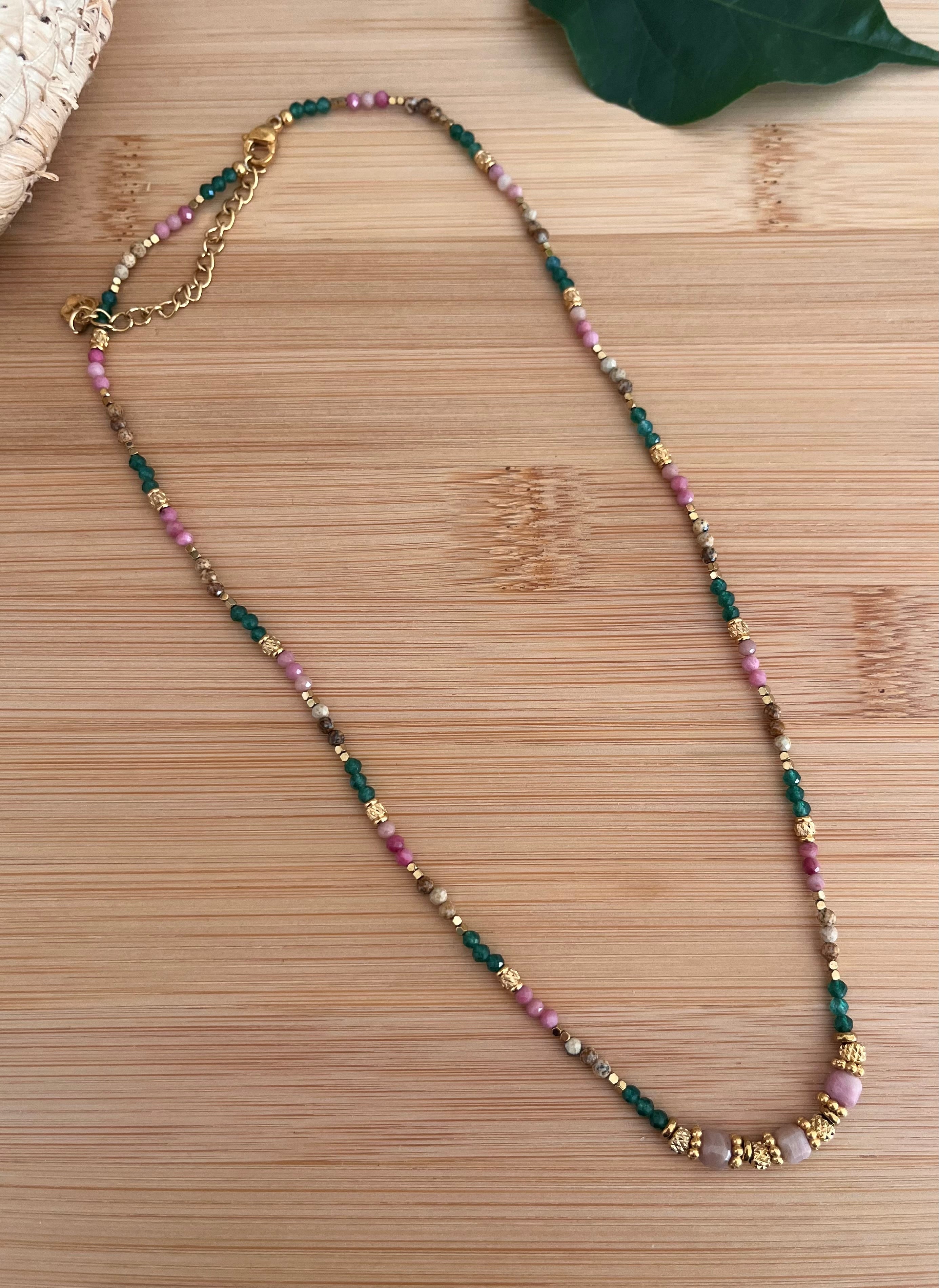 Collier en pierres naturelles vertes et rose, et en acier inoxydable doré