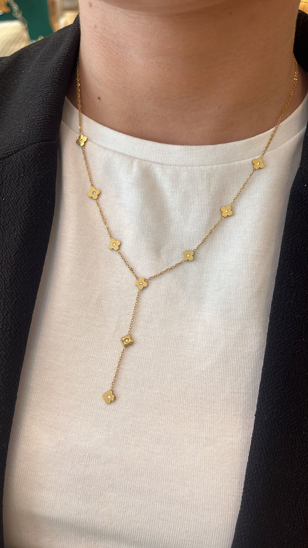 Collier en cravate avec des petites fleurs et des zircons au centre des fleurs, en acier inoxydable doré 