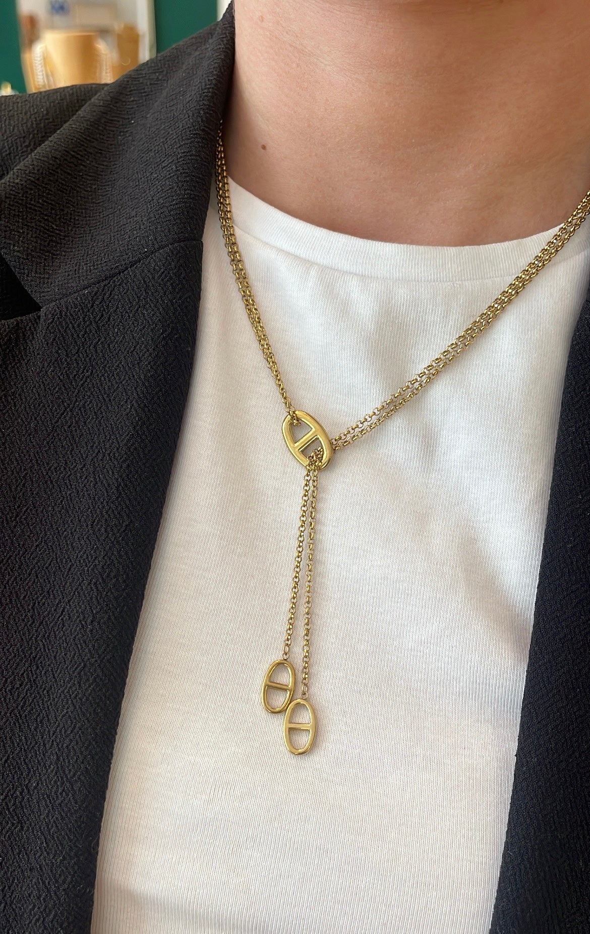 Collier en forme de Y porté pr une femme