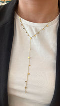 Collier cravate pour femme avec des petites pastilles en acier inoxydable doré 