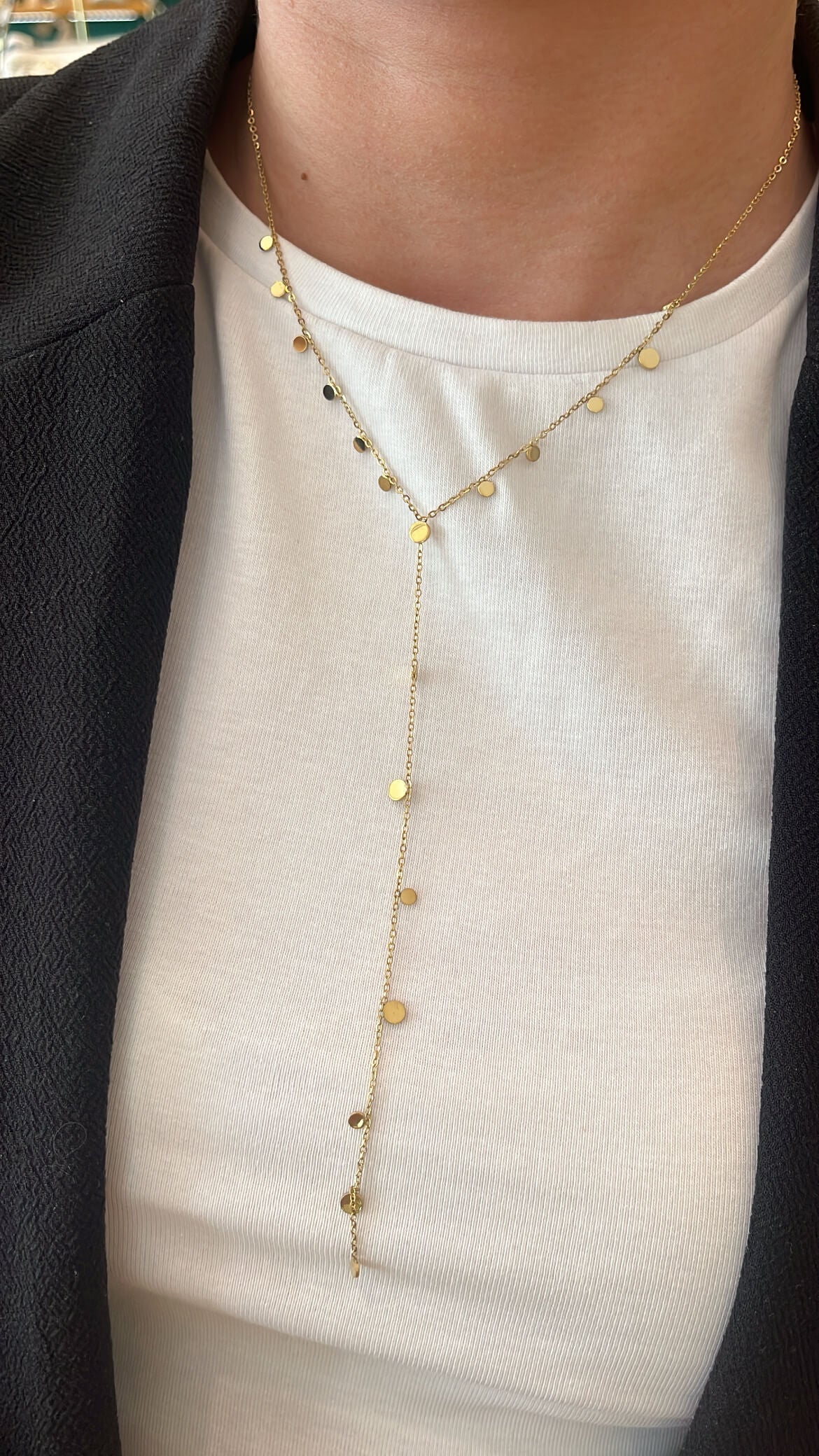Collier cravate pour femme avec des petites pastilles en acier inoxydable doré 