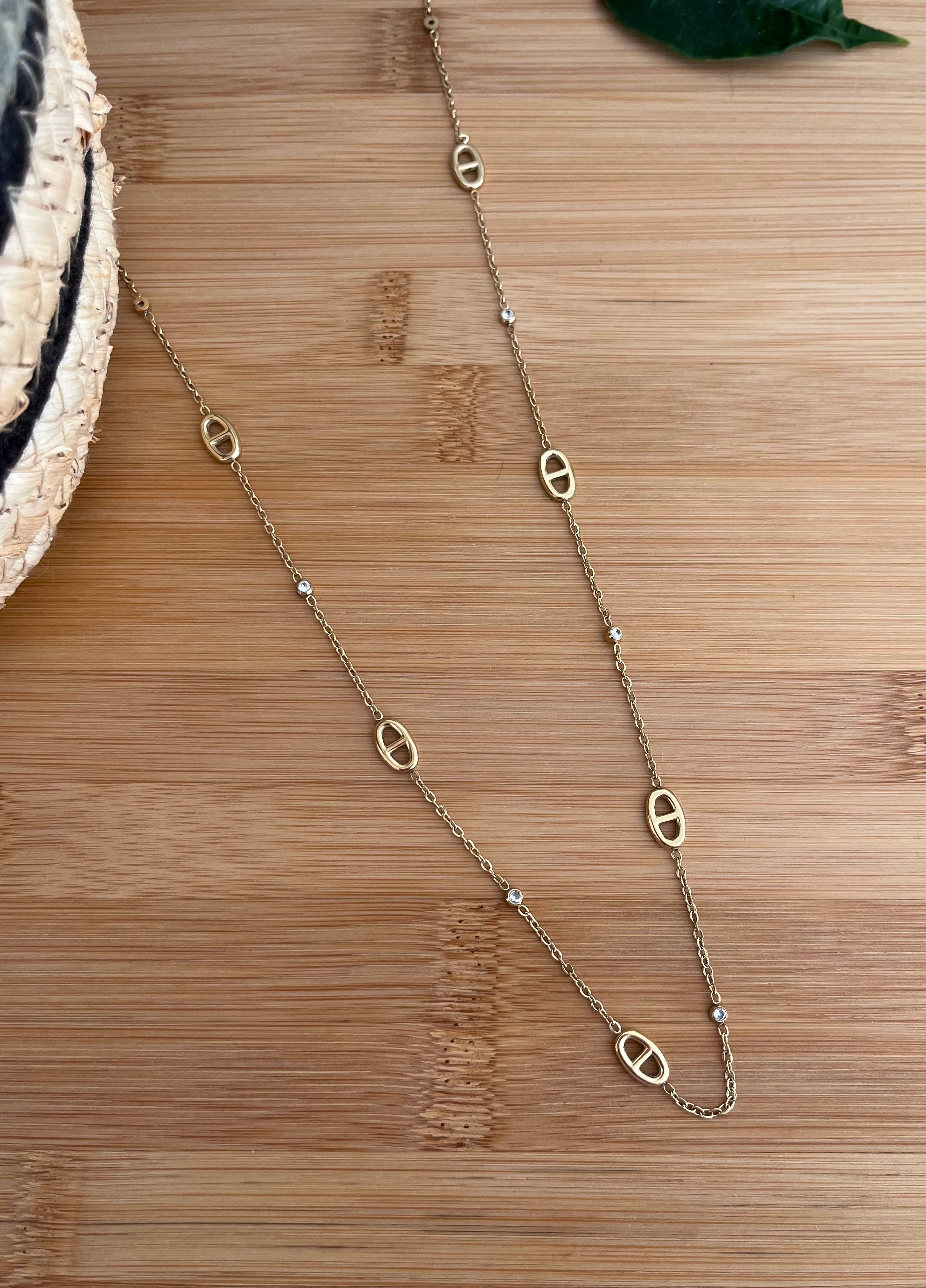 Sautoir chaînes fine en maille marine avec des zircons mis a plusieurs endroit de la chaine 