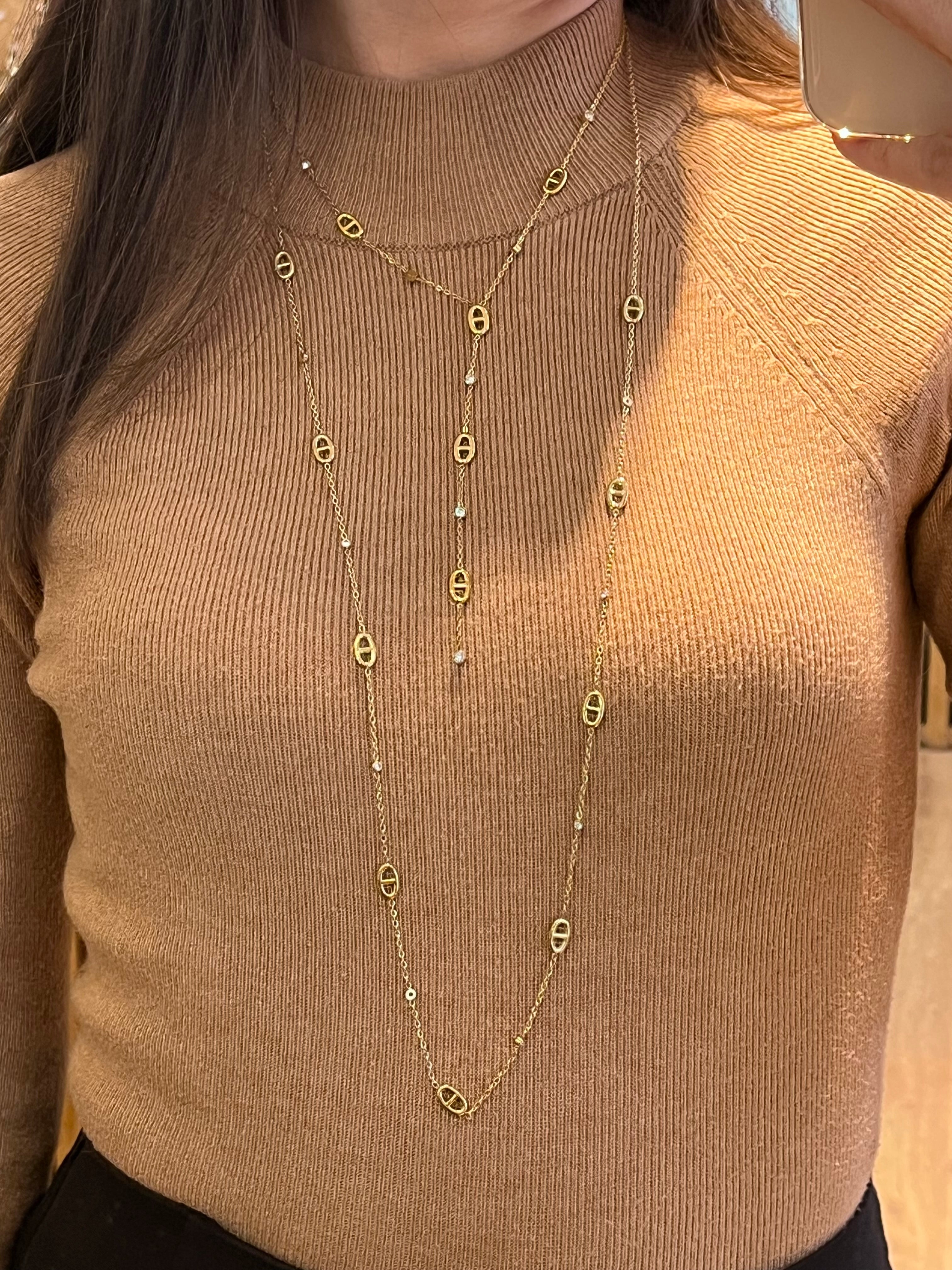 Sautoir porte par une femme en accumulation avec un collier en forme Y, tous les deux en acier inoxydable doré