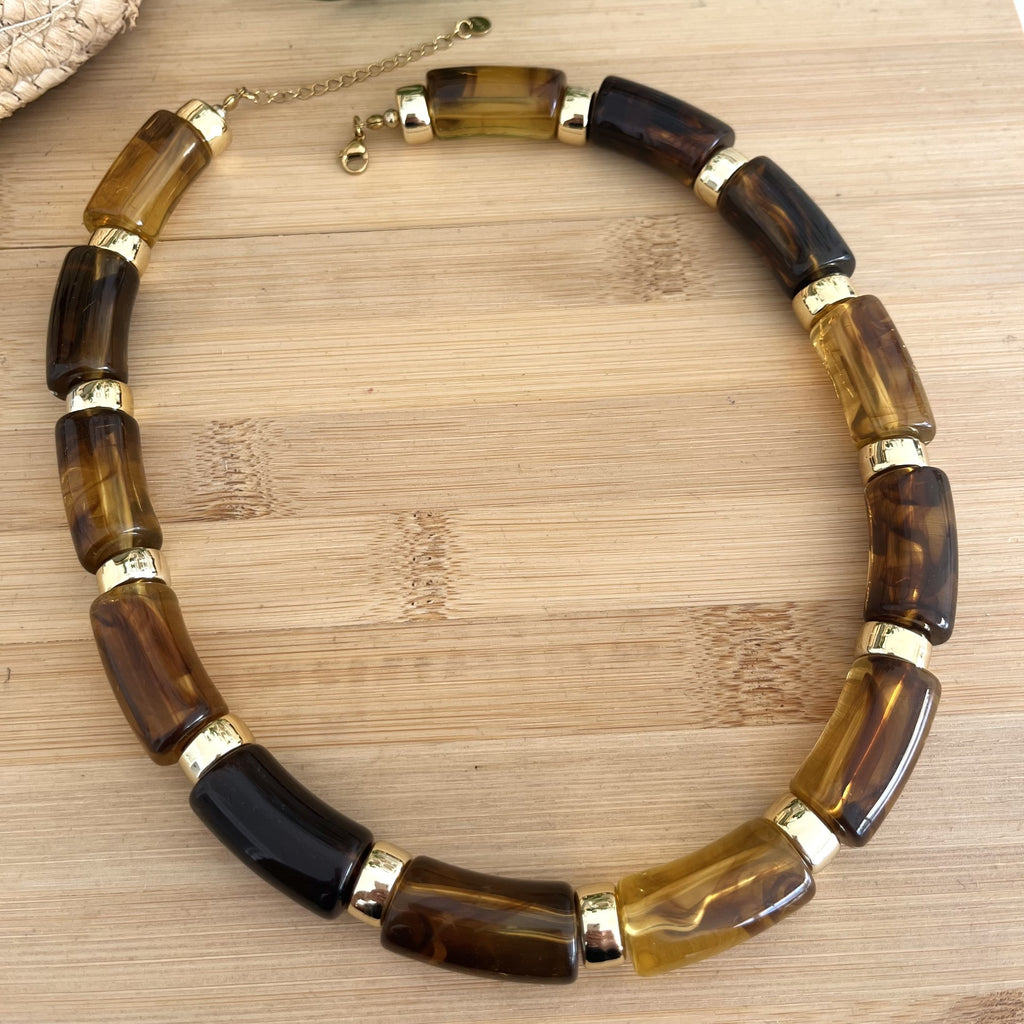 Collier femme en résine marron ainsi que des perles en acier inoxydable doré