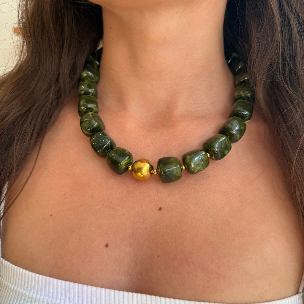 Cou d une femme portant un collier en résine 