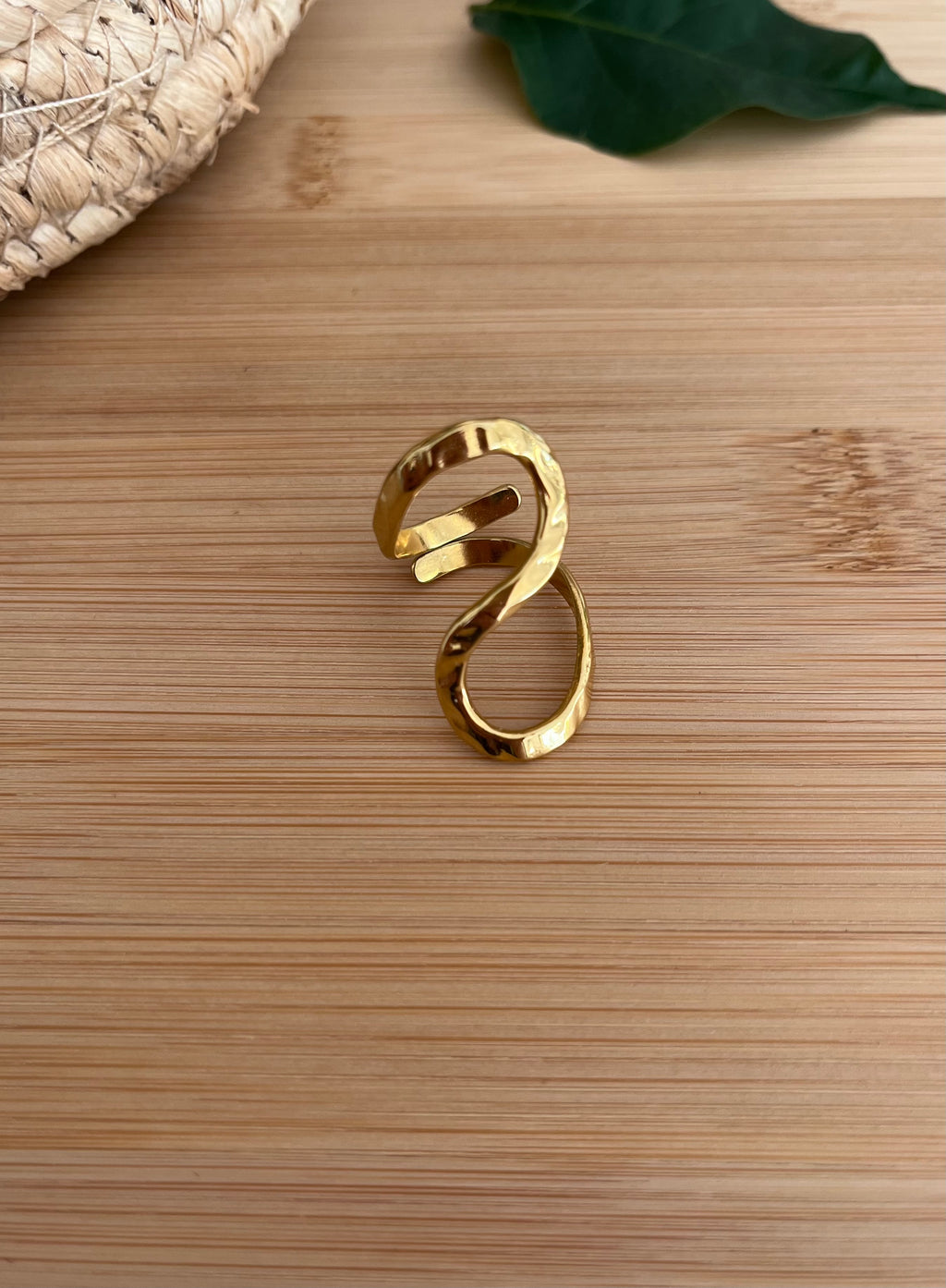 Bague femme réglable en acier inoxydable doré, en forme de S et un aspect martelé