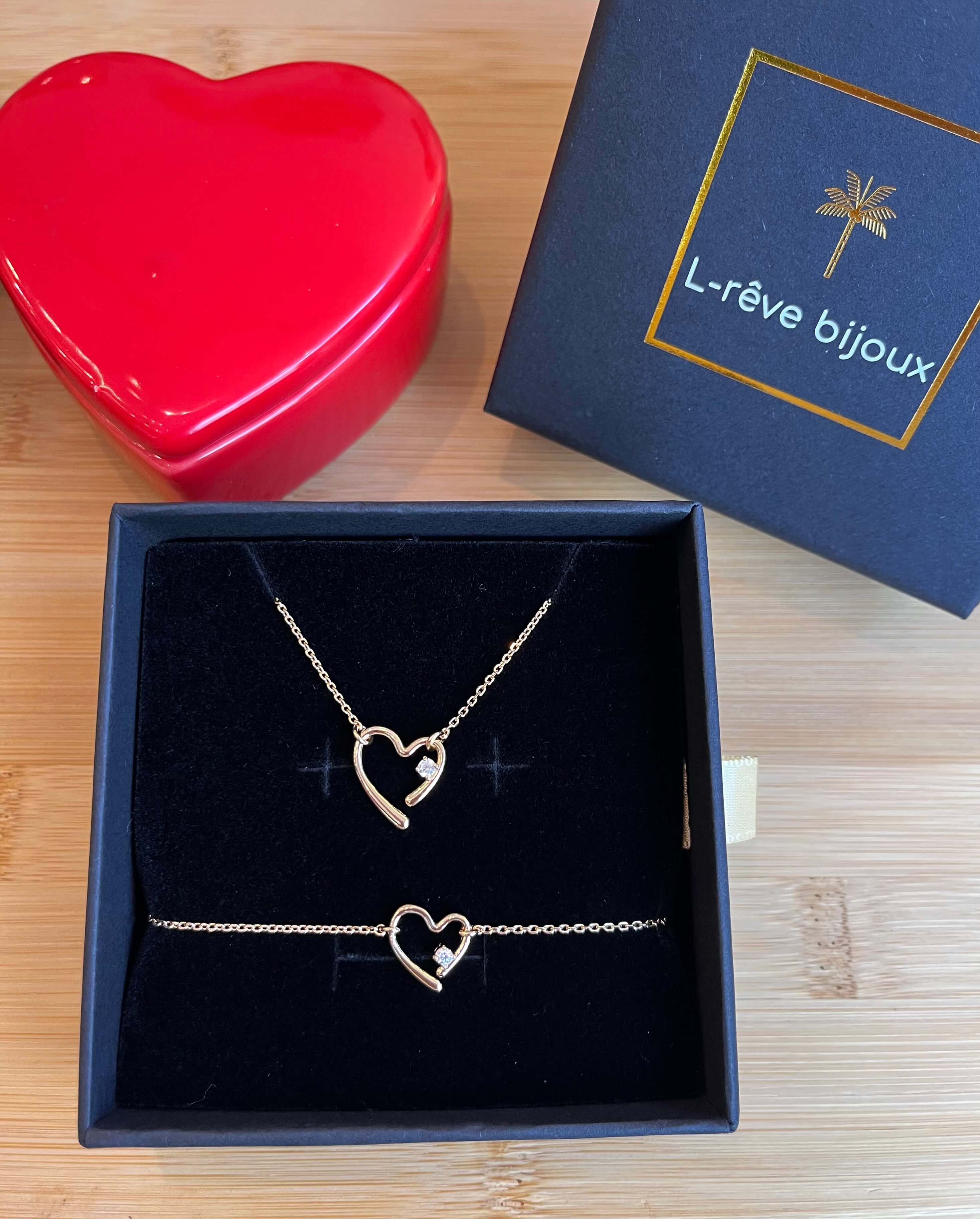 Coffret cadeau comprenant un collier et un bracelet un forme de coeur en plaque or 