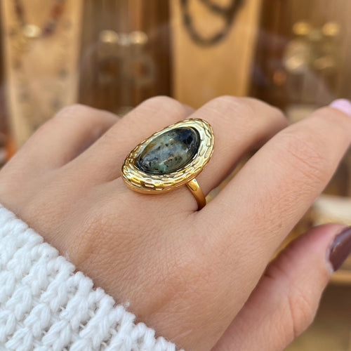 Bague réglable de forme ovale en acier inoxydable doré, avec une pierre verte au centre 