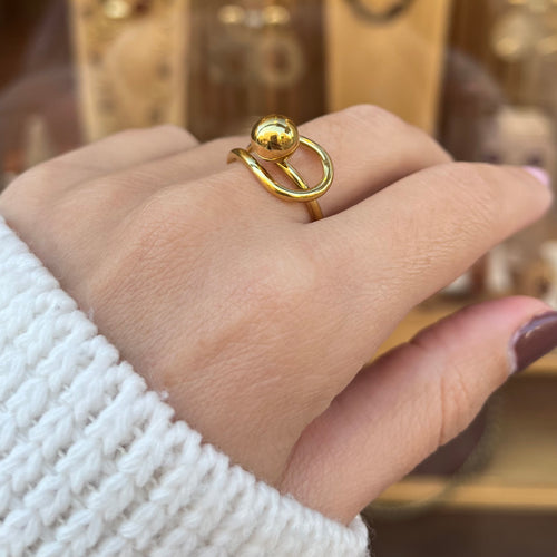 Main de femme portant une bague en acier inoxydable doré