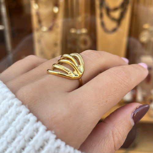 Main de femme  portant une bague en acier inoxydable doré 