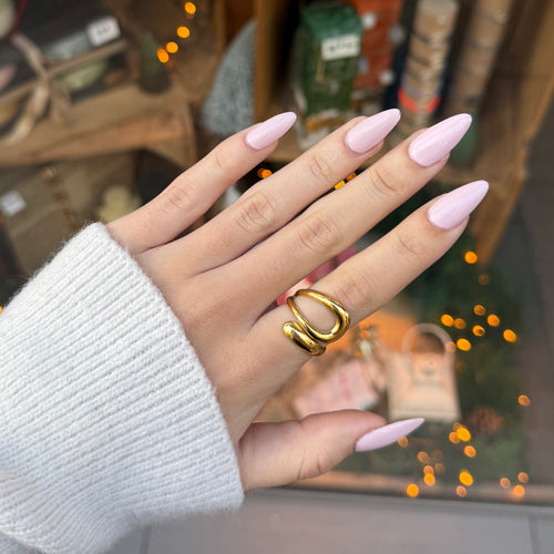 Main de femme portant une bague réglable en acier inoxydable doré 