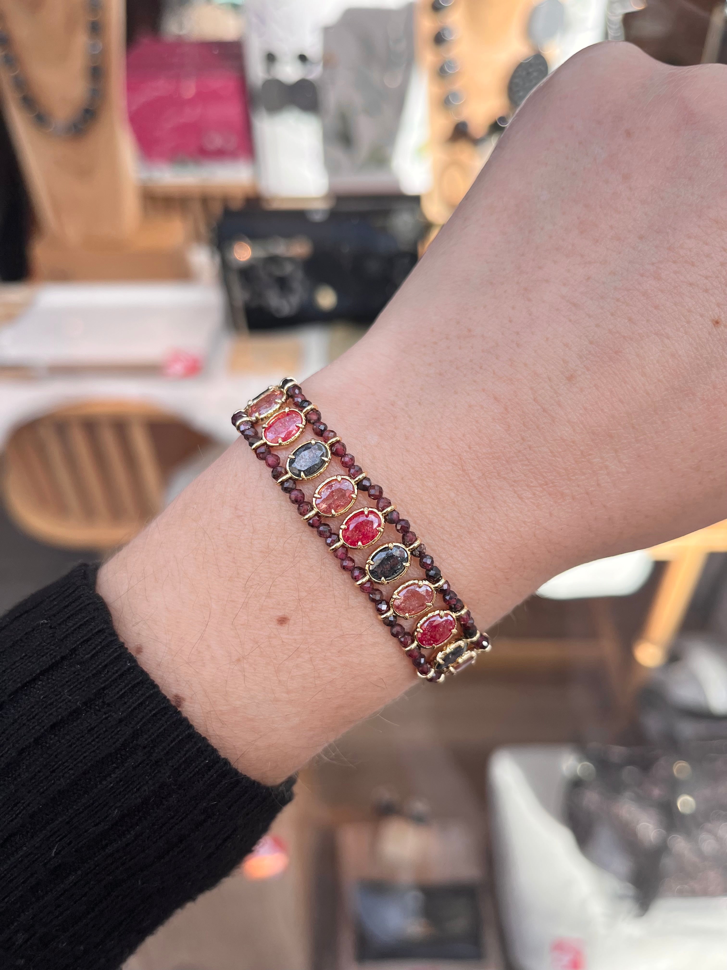 Poignet femme avec des perles en pierres naturelles, serties sur de l’acier inoxydable doré 