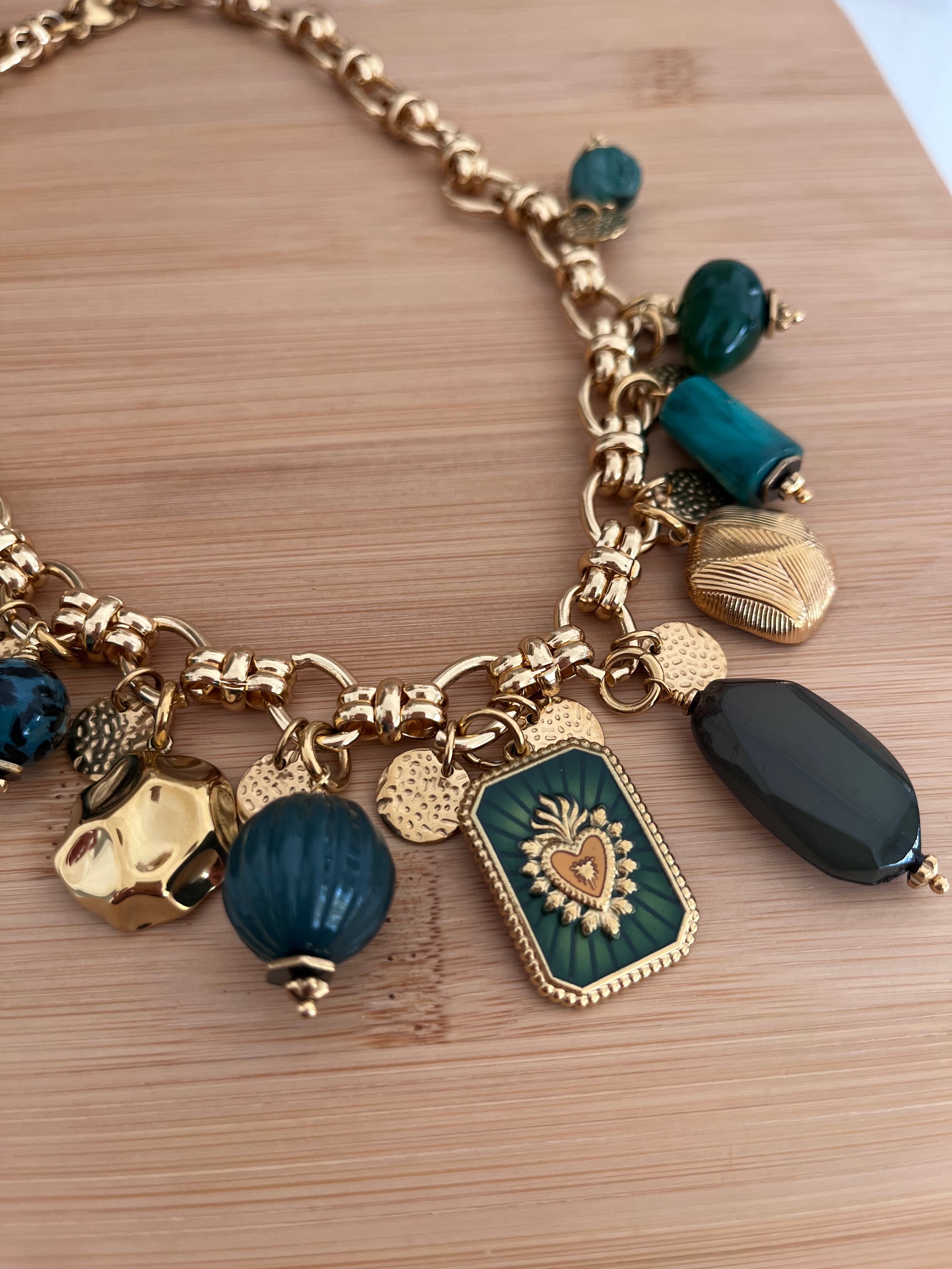 Collier femme en acier inoxydable doré, avec des pampilles de couleurs vertes 