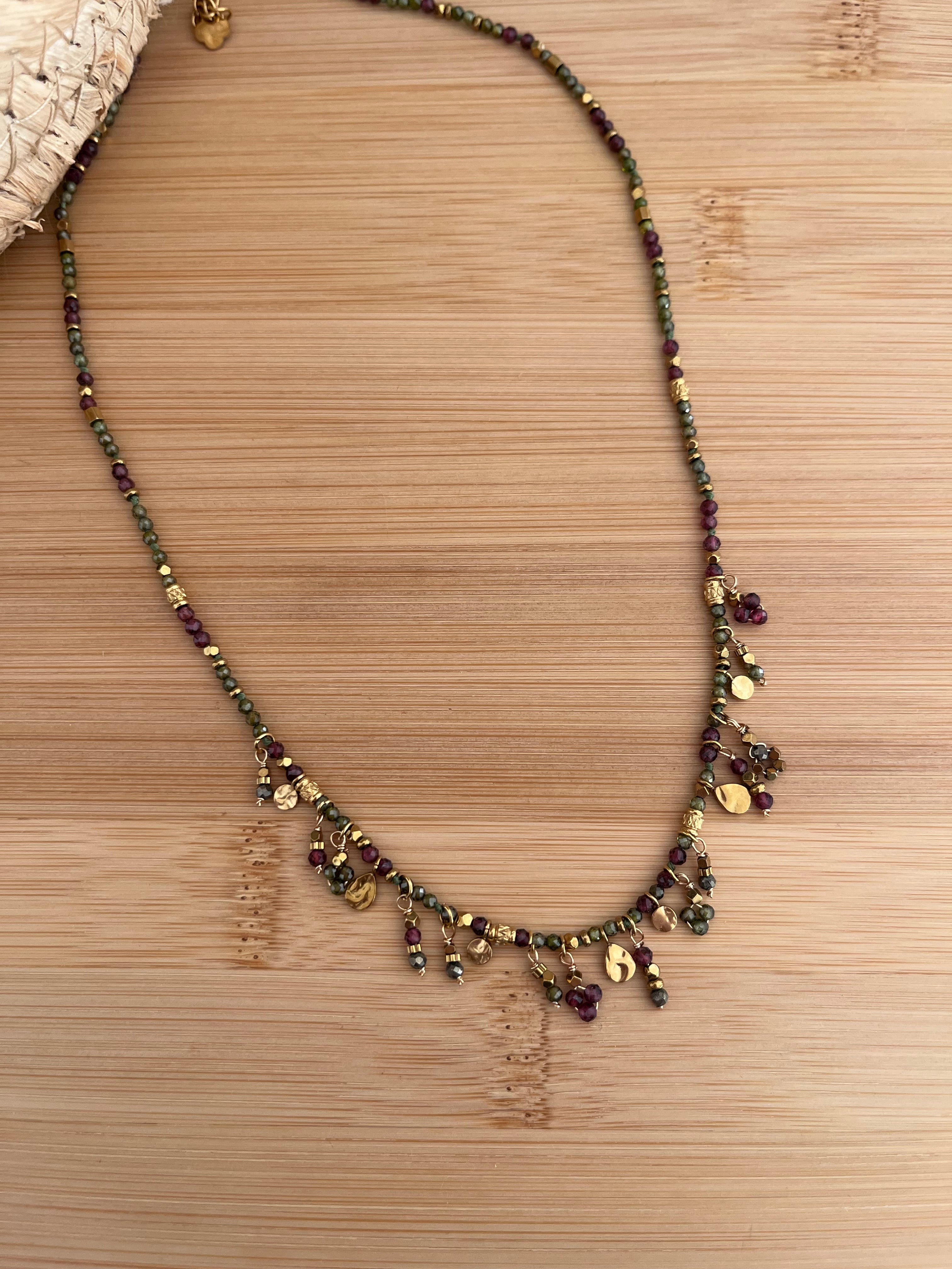 Collier femme, petites perles en pierres naturelles et acier inoxydable doré