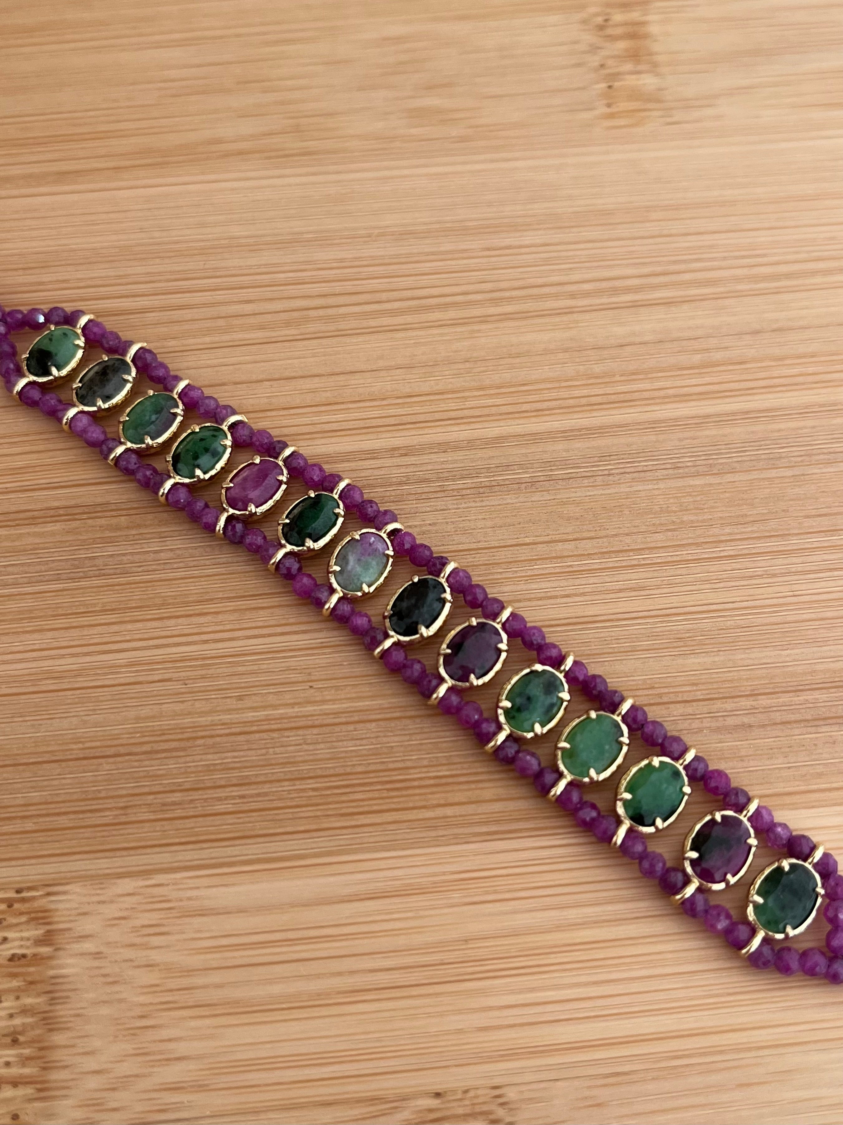 Bracelet femme en pierres naturelles violettes et vertes, serties sur de l’acier inoxydable doré