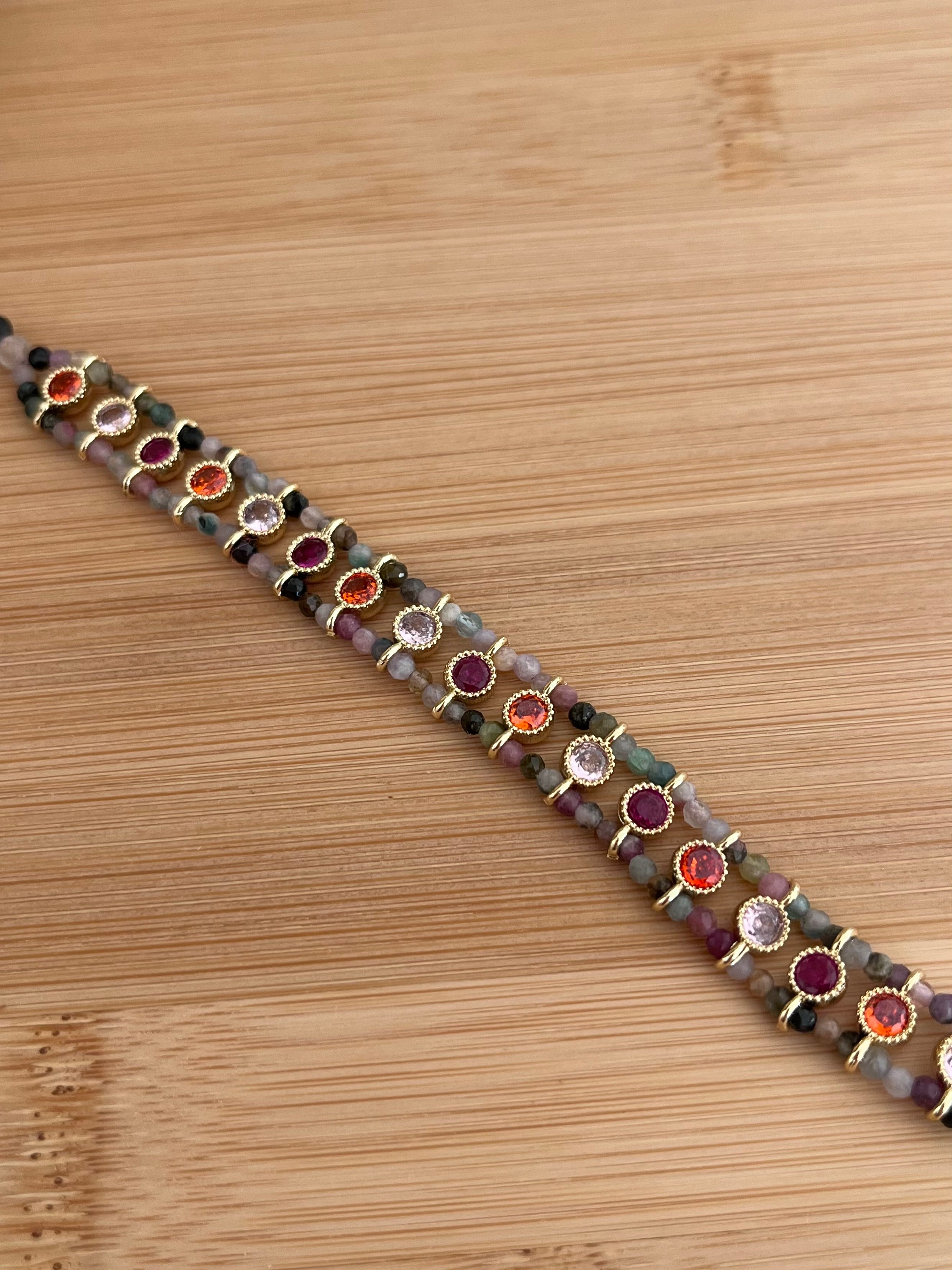 Bracelet femme avec des pierres naturelles de plusieurs couleurs, serties sur de l’acier inoxydable doré