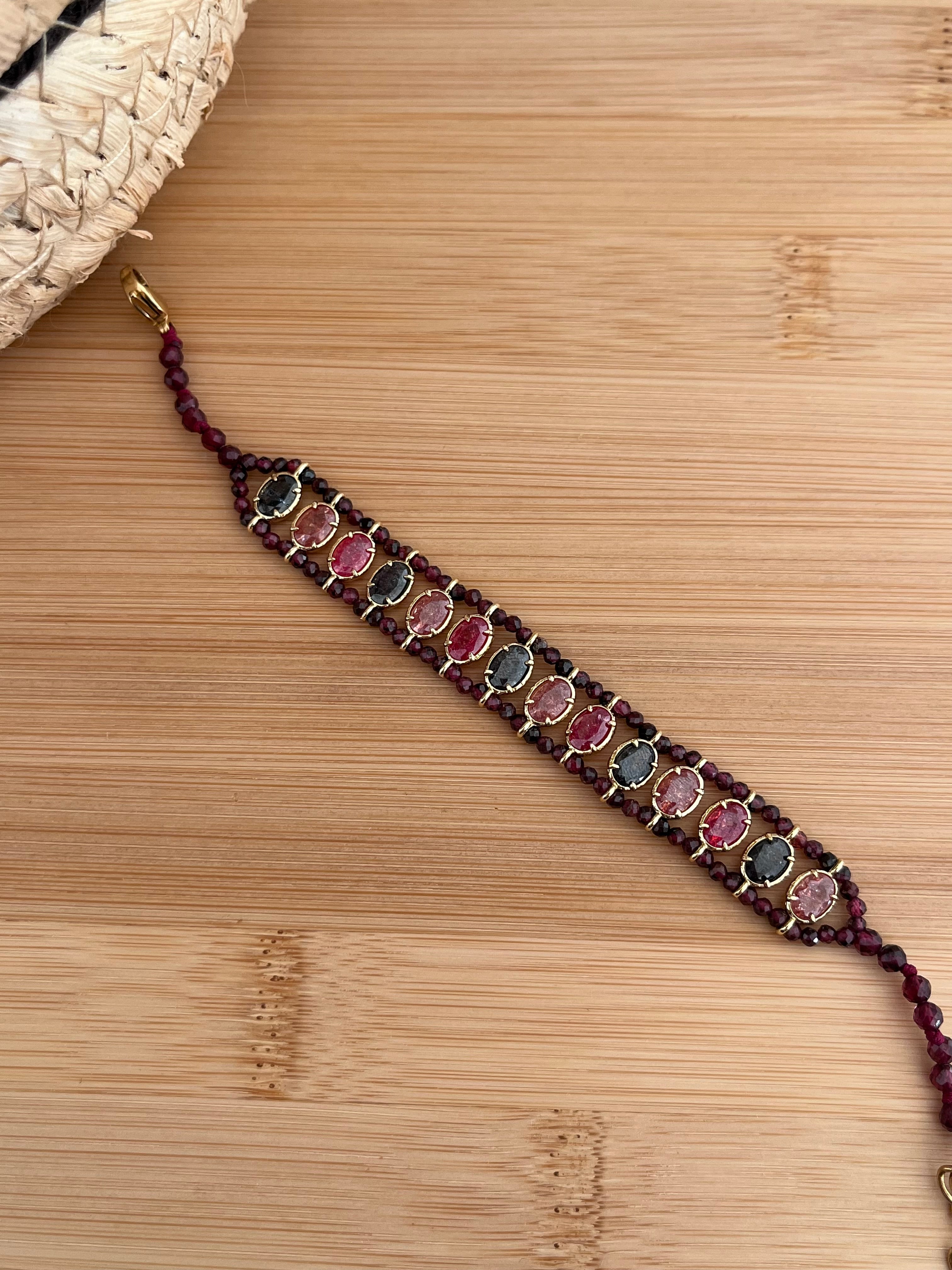 Bracelet avec des perles en pierres naturelles, serties sur de l’acier inoxydable doré 