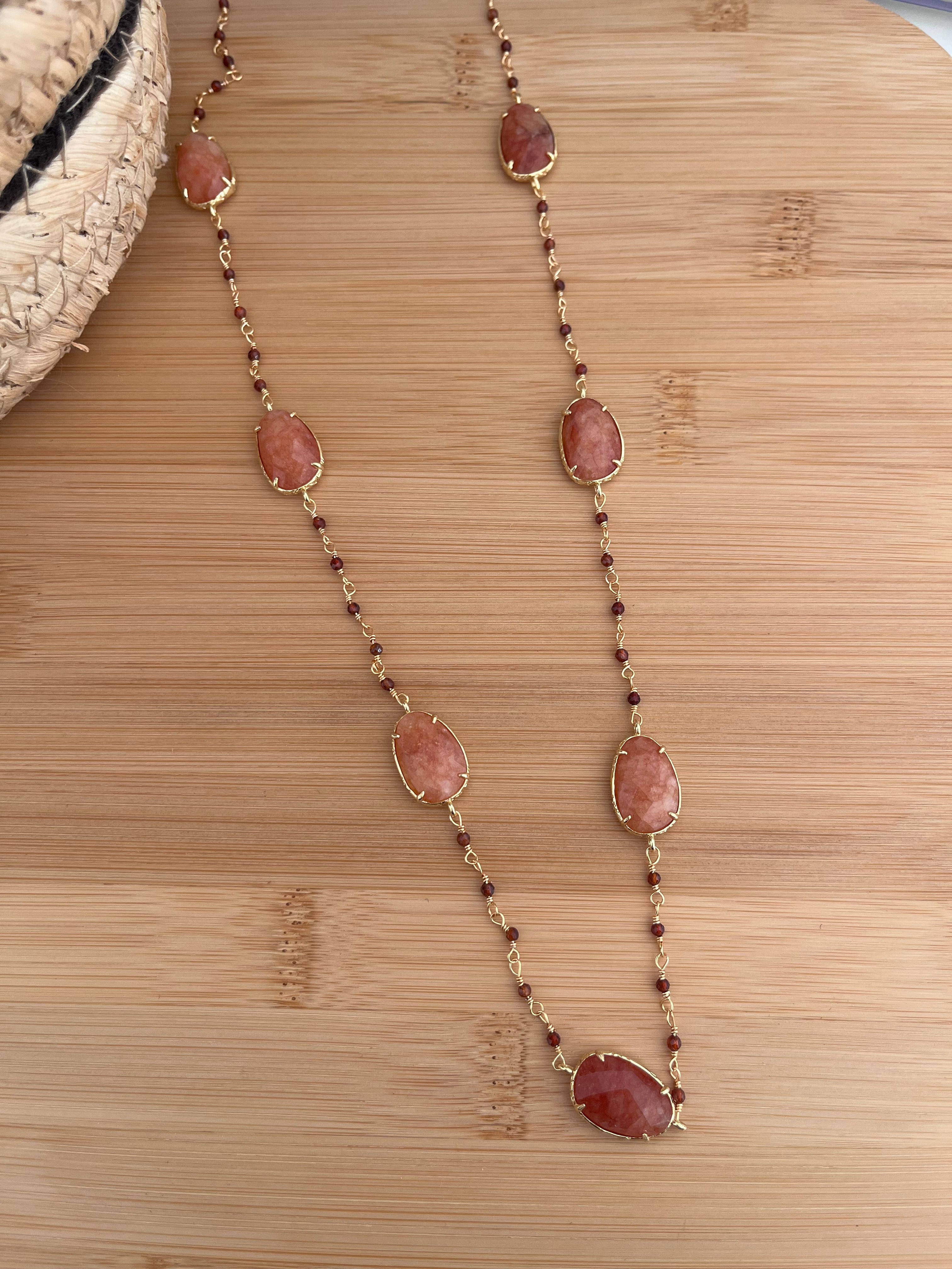 Sautoir femme avec des pierres naturelles, serties sur de l’acier inoxydable doré