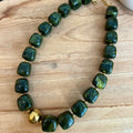 Collier femme avec des perles en résine, ainsi qu’une perle en acier inoxydable doré au centre 