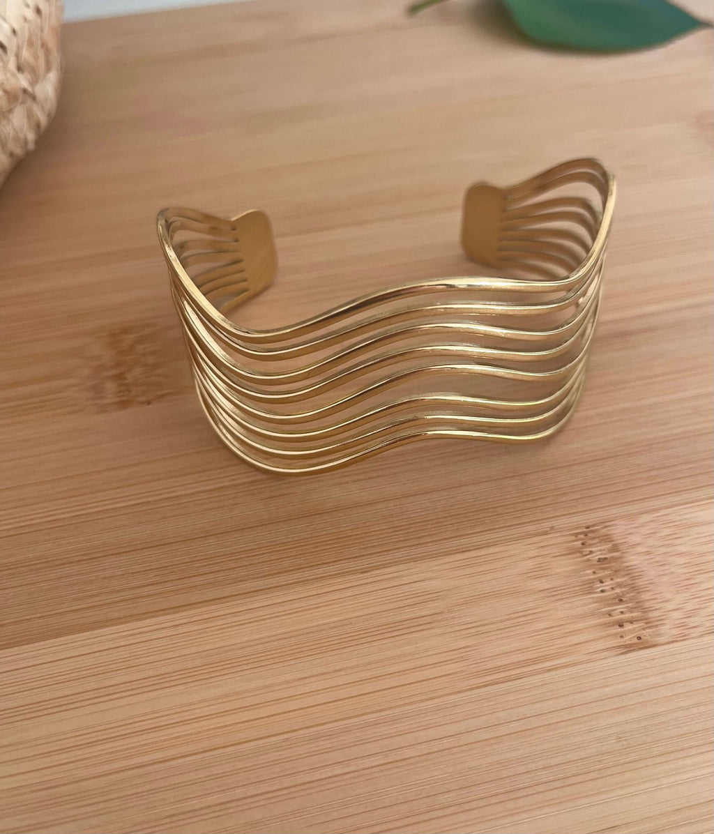 Bracelet manchette en esprit forme vague ajouré, en acier inoxydable doré