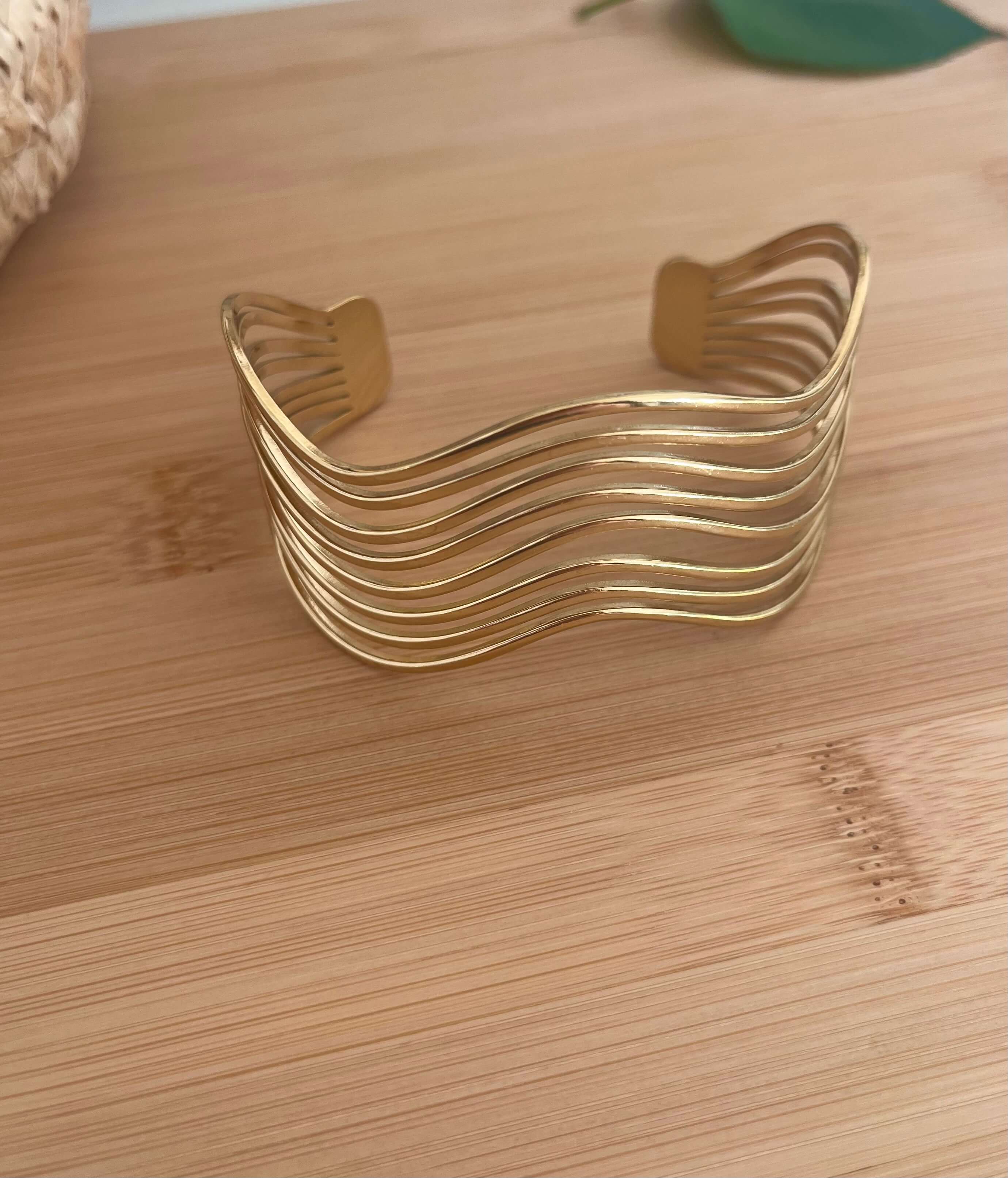 Bracelet manchette en esprit forme vague ajouré, en acier inoxydable doré