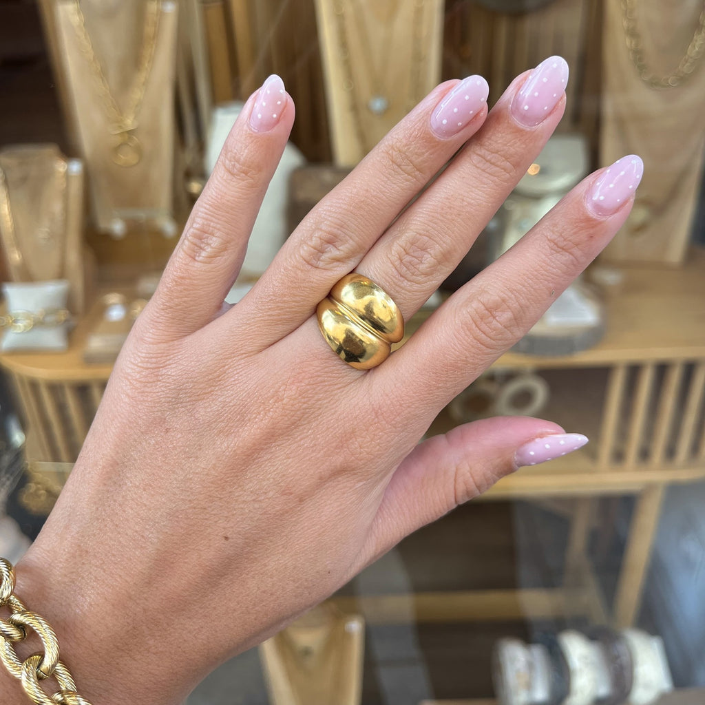 Main d’une femme portant une bague réglable en acier inoxydable doré